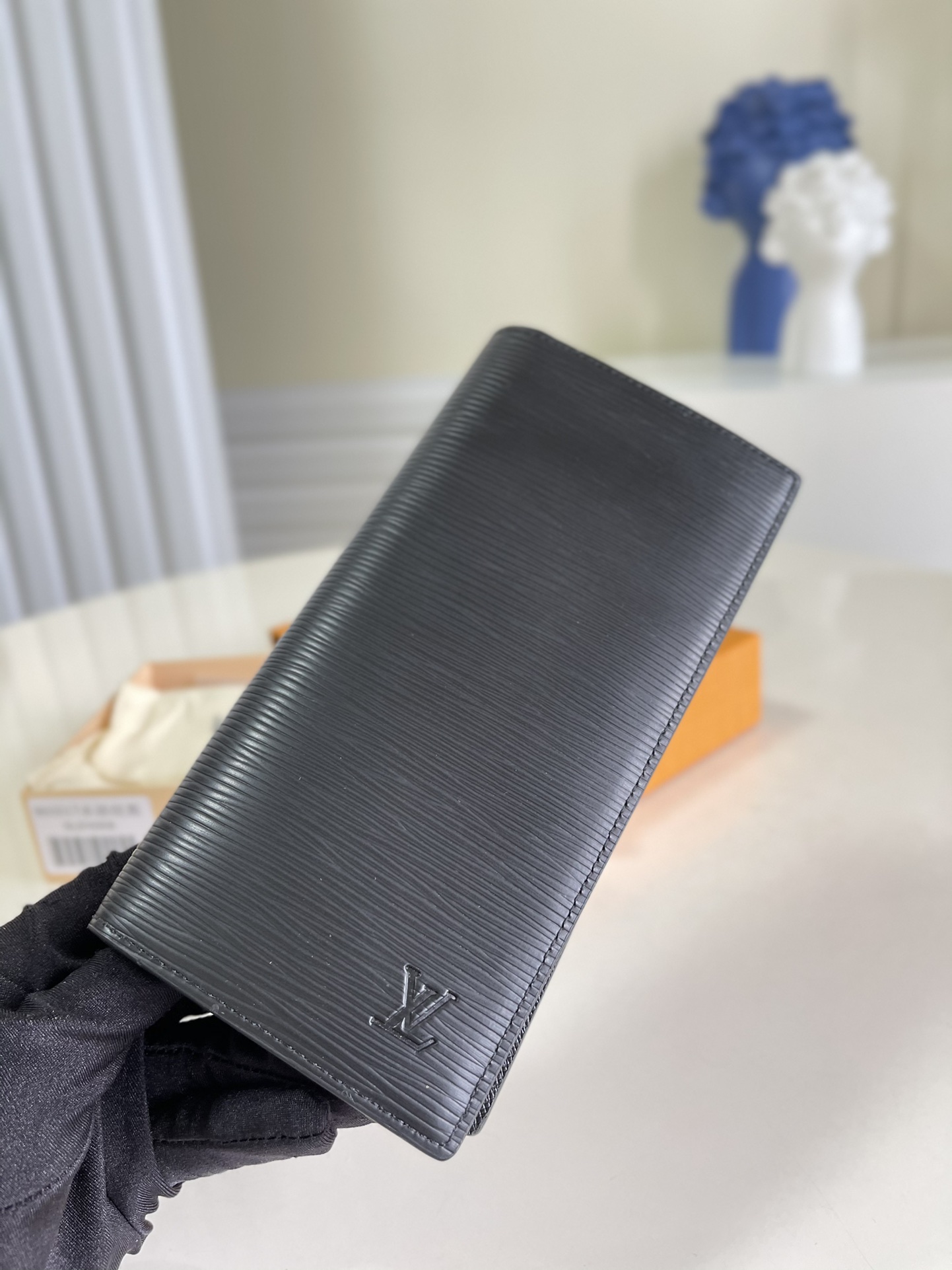 NO:396934,[Exclusive real photo M66540 black water ripples] This wallet is made to commemorate the explorer Pierre Savorgnan de Brazza, a explorer living in Africa. It is made of Damier Graphite canvas. It is practical, masculine and has a very urban style. It can be easily placed in the top pocket size 19x10cm.v.230, LV [original leather], louis vuitton19860909【独家实拍M66540黑色水波纹】 这款皮夹是为了纪念居住于非洲的探险家Pierre Savorgnan de Brazza而制,采用DamierGraphite帆布制造,设计实用,男性化,极具都会风格.可轻易放入上衣口袋尺寸19x10cm.v.230,LV【原厂皮】,louis vuitton,Bag