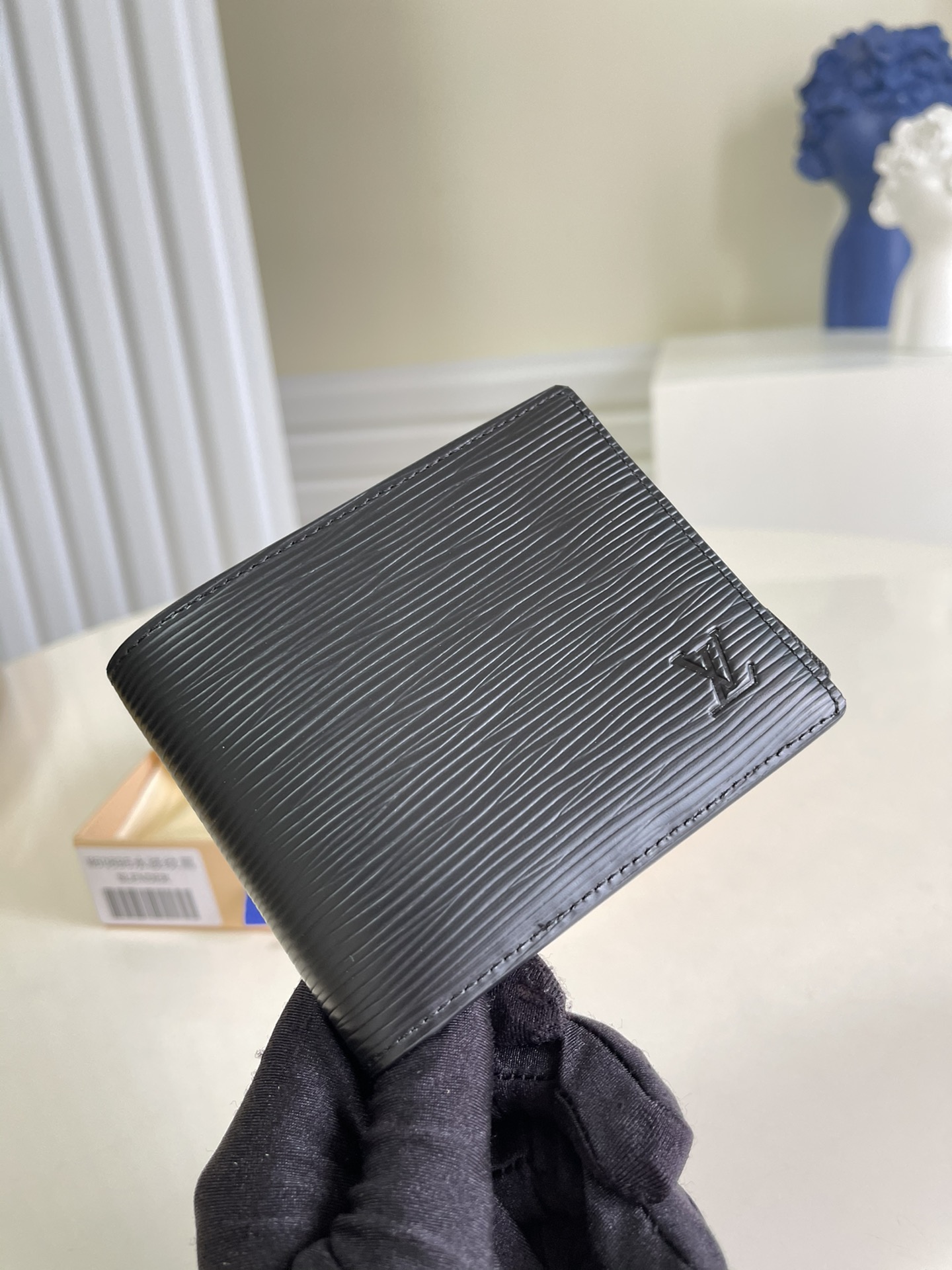 NO:396936,[Exclusive real photo M60895 black water ripples] Multiple wallet is made of Damier canvas and can store credit cards, banknotes, bills, etc. Size 12 x 9 cm (length x height) - Damier canvas, chocolate glossy leather lining - both sides are equipped with credit card mezzanine, one side is three, one side is two - two banknote mezzanine - two sides are interlayered with V.,LV [original leather],louis vuitton19860909【独家实拍M60895黑色水波纹】Multiple皮夹采用Damier帆布制造,可收纳信用卡、纸币、票据等.尺寸12 x 9 cm (长 x 高) - Damier帆布,巧克力色光面皮革衬里- 两面均设有信用卡夹层,一面三个,一面两个- 两个纸币夹层- 两个侧面夹层可放 V.,LV【原厂皮】,louis vuitton,Bag