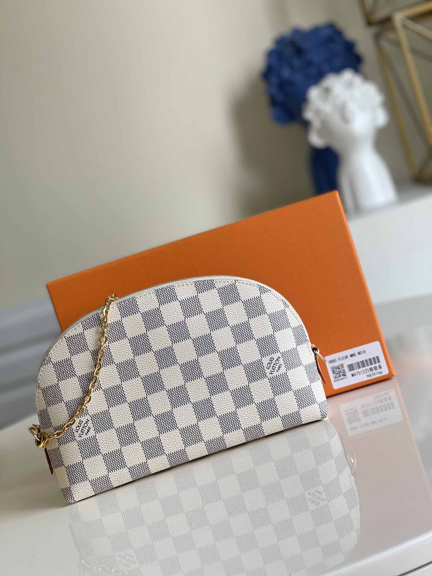 NO:396890,【Exclusive real photo M47353 white grid large size】 This large-size makeup bag chain is made of classic and fashionable Monogram canvas, which is luxurious. The shiny gold metal details and cotton lining add elegance. 24.0x 17.0x 6.0 cm (Length x Height x Width).- Special coated canvas-Cowhide-Seal trim-Shirt gold metal trim-Wide zipper closure-2 flat inner bags-Special compartment for lipstick.c.,LV【Original leather】,louis vuitton,cosmetic bags & cases,cowhide19860909【独家实拍M47353白格大号】 这款大号化妆包链条以经典时尚的Monogram 帆布制成,堪称奢华.闪亮的金色金属细节和棉布内衬更添优雅气质.24.0x 17.0x 6.0 cm (长x 高x 宽) .- 特殊涂层帆布- 牛皮饰边- 闪亮的金色金属饰件- 宽拉链开合- 2 个扁平内袋- 口红专用隔层.c.,LV【原厂皮】,louis vuitton,cosmetic bags & cases,cowhide,Bag