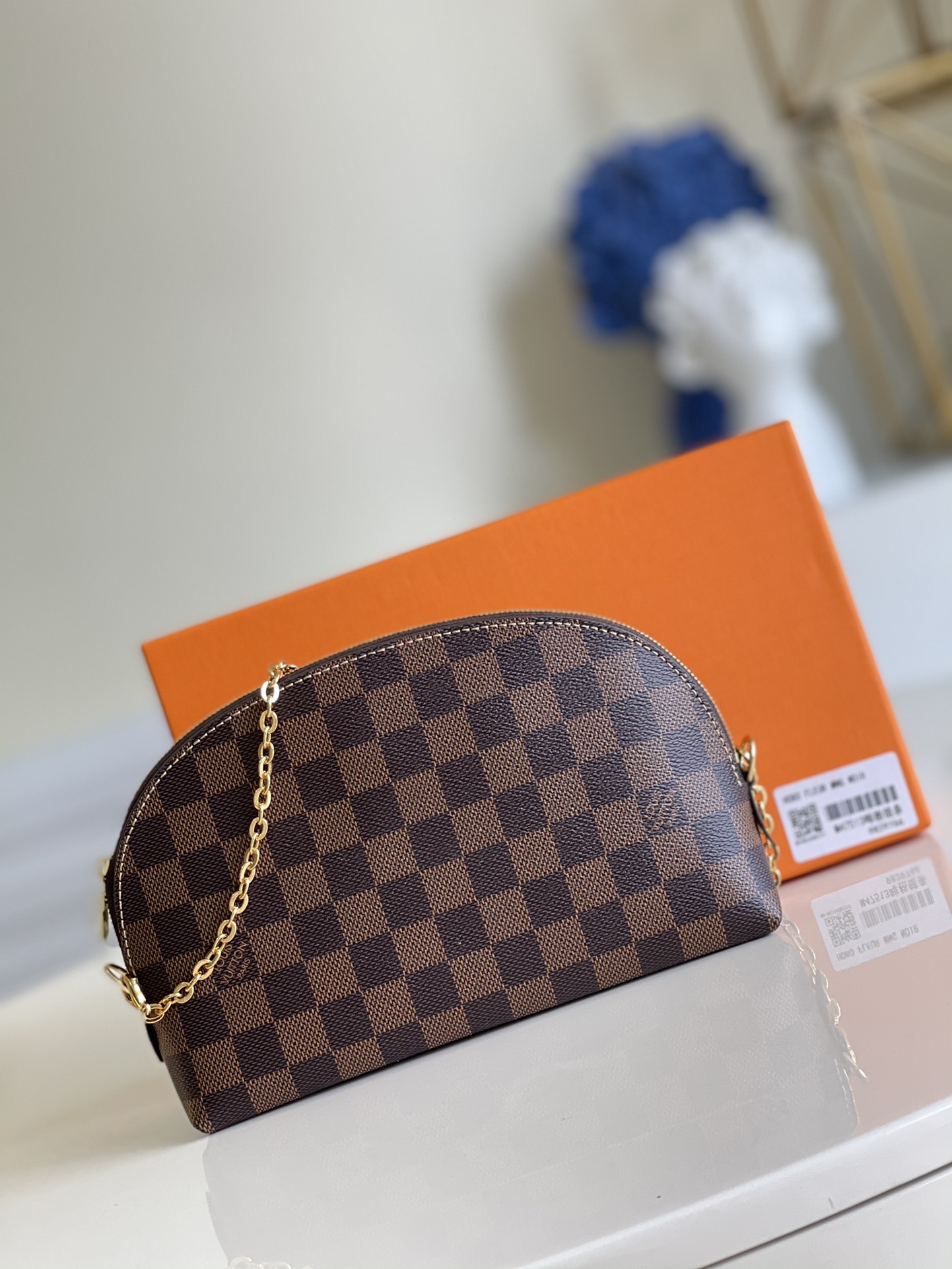 NO:396893,【Exclusive real shot of M47353 kaiger large size】 This large-size makeup bag chain is made of classic and stylish Monogram canvas, which is luxurious. The shiny gold metal details and cotton lining add elegance. 24.0x 17.0x 6.0 cm (Length x Height x Width).- Special coated canvas-Cowhide-Seal trim-Shirt gold metal trim-Wide zipper closure-2 flat inner bags-Special compartment for lipstick.c.,LV【Original leather】,louis vuitton,cosmetic bags & cases,cowhide19860909【独家实拍M47353咖格大号】 这款大号化妆包链条以经典时尚的Monogram 帆布制成,堪称奢华.闪亮的金色金属细节和棉布内衬更添优雅气质.24.0x 17.0x 6.0 cm (长x 高x 宽) .- 特殊涂层帆布- 牛皮饰边- 闪亮的金色金属饰件- 宽拉链开合- 2 个扁平内袋- 口红专用隔层.c.,LV【原厂皮】,louis vuitton,cosmetic bags & cases,cowhide,Bag