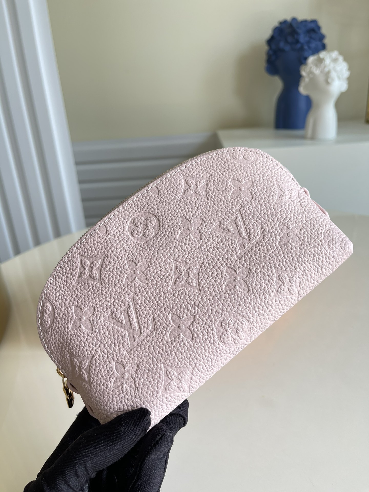 NO:396905,【Exclusive real photo M47515 pink full leather embossing】 Makeup bag This compact makeup bag Monogram embossing is made of, and can be easily placed in a handbag. The round bag body is designed with a flat bottom, making it easy to pick up and hold cosmetics. Size: 19*12*6 c., LV [original leather], louis vuitton, cosmetic bags & cases19860909【独家实拍M47515粉色全皮压花】 化妆包这款小巧的化妆包Monogram 压花制造,可轻易放入手袋内.圆形袋身配平面袋底的设计,方便取放化妆用品. 尺寸:19*12*6 c.,LV【原厂皮】,louis vuitton,cosmetic bags & cases,Bag