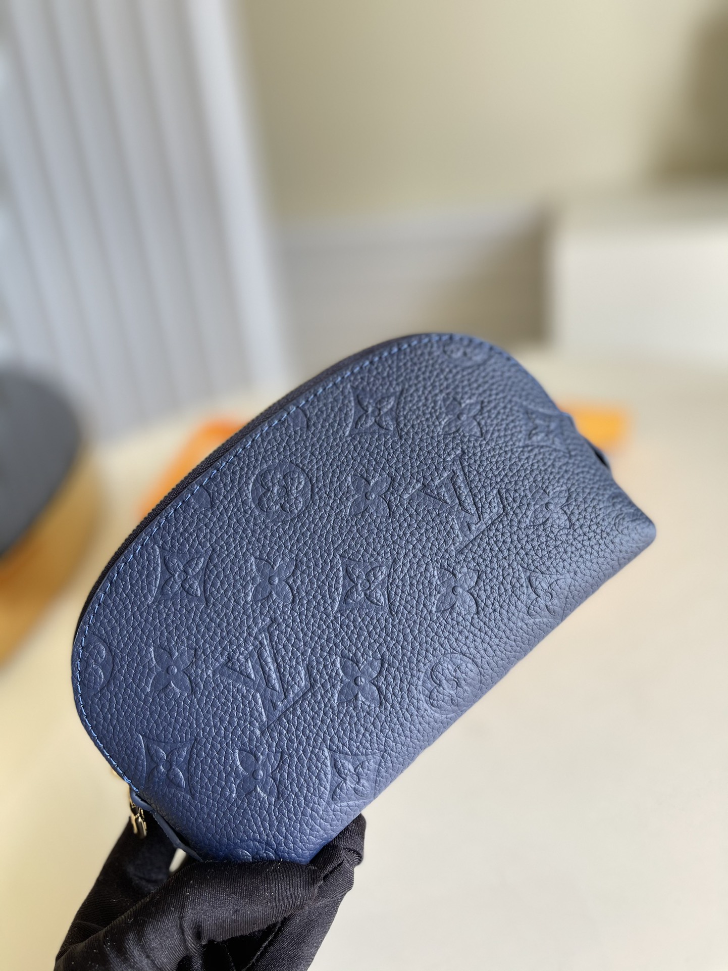 NO:396908,【Exclusive real photo M47515 navy blue full-leather embossing】 Makeup bag This compact makeup bag Monogram embossing is made of, and can be easily placed in a handbag. The round bag body is designed with a flat bottom, making it easy to pick up and hold cosmetics. Size: 19*12*6 c., LV [original leather], louis vuitton, cosmetic bags & cases19860909【独家实拍M47515海军蓝全皮压花】 化妆包这款小巧的化妆包Monogram 压花制造,可轻易放入手袋内.圆形袋身配平面袋底的设计,方便取放化妆用品. 尺寸:19*12*6 c.,LV【原厂皮】,louis vuitton,cosmetic bags & cases,Bag