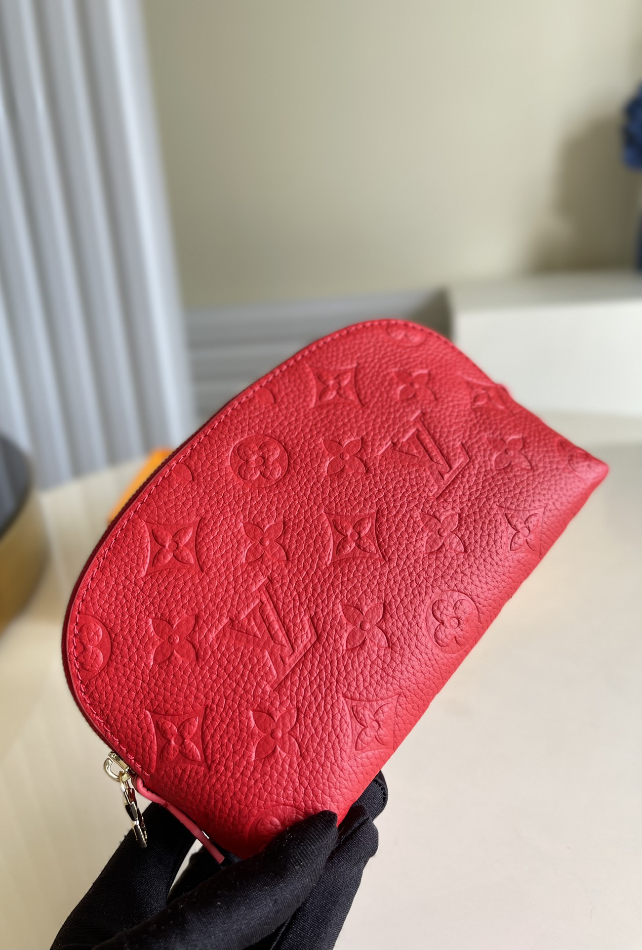 NO:396911,【Exclusive real photo of M47515 big red full-leather embossing】 Makeup bag This compact makeup bag Monogram embossing is made of, and can be easily placed in a handbag. The round bag body is designed with a flat bottom, making it easy to pick up and hold cosmetics. Size: 19*12*6 c., LV [original leather], louis vuitton, cosmetic bags & cases19860909【独家实拍M47515大红全皮压花】 化妆包这款小巧的化妆包Monogram 压花制造,可轻易放入手袋内.圆形袋身配平面袋底的设计,方便取放化妆用品. 尺寸:19*12*6 c.,LV【原厂皮】,louis vuitton,cosmetic bags & cases,Bag