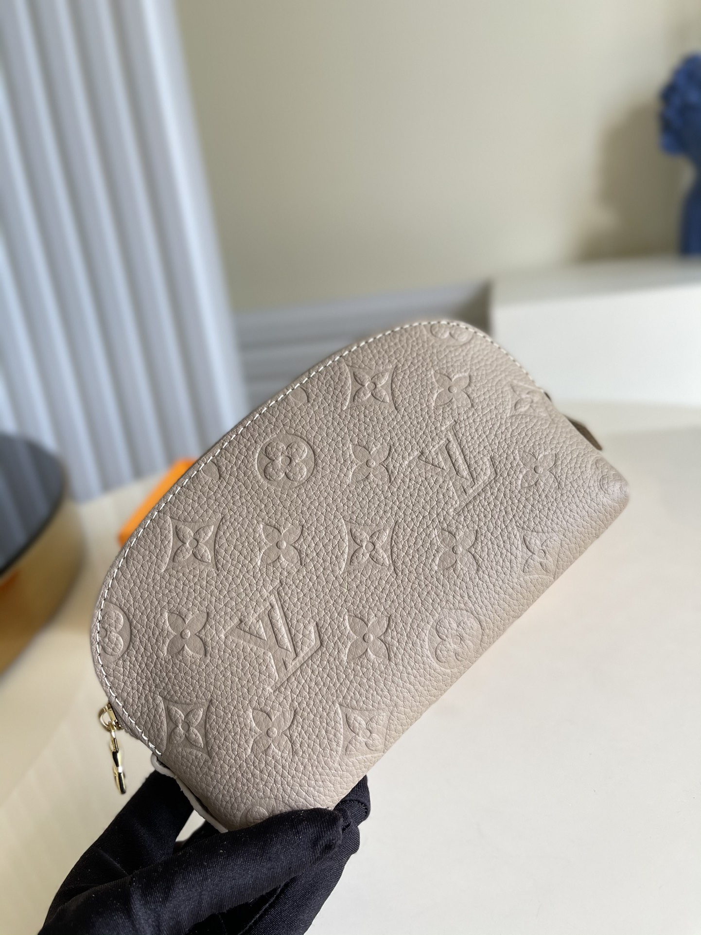 NO:396914,[Exclusive real photo M47515 light coffee full leather embossing] Makeup bag This compact makeup bag is made of Monogram embossing and can be easily placed in a handbag. The round bag body is designed with a flat bottom, making it easy to pick up and hold cosmetics. Size: 19*12*6 c., LV [original leather], louis vuitton, cosmetic bags & cases19860909【独家实拍M47515浅咖全皮压花】 化妆包这款小巧的化妆包Monogram 压花制造,可轻易放入手袋内.圆形袋身配平面袋底的设计,方便取放化妆用品. 尺寸:19*12*6 c.,LV【原厂皮】,louis vuitton,cosmetic bags & cases,Bag