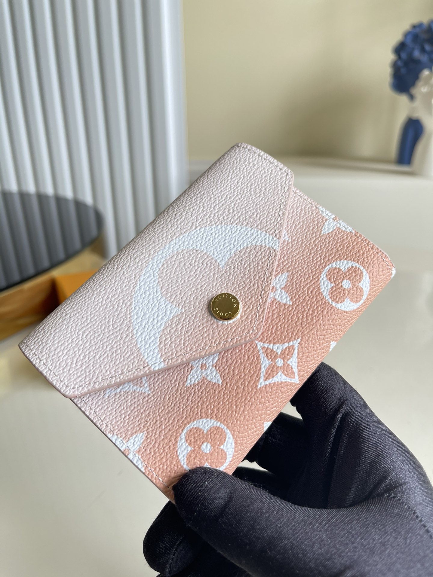 NO:397240,[Exclusive real-life M80388 nude powder] Victorine wallet comes from the summer By The Pool accessories, leather goods and ready-to-wear series, which renders gradient brilliance for Monogram canvas. The envelope configuration can safely store cards, coins and banknotes, and the exquisite size is convenient to put in the pocket. Size 12 x 9.5 x 1.5CM V.,LV [original leather],louis vuitton19860909【独家实拍M80388裸粉】 Victorine 钱夹出自 夏季 By The Pool 配饰、皮具和成衣系列,为 Monogram 帆布渲染渐变光彩.信封式构型可稳妥收纳卡片、硬币和钞票,玲珑尺寸方便置于口袋.尺寸12 x 9.5 x 1.5CM V.,LV【原厂皮】,louis vuitton,Bag