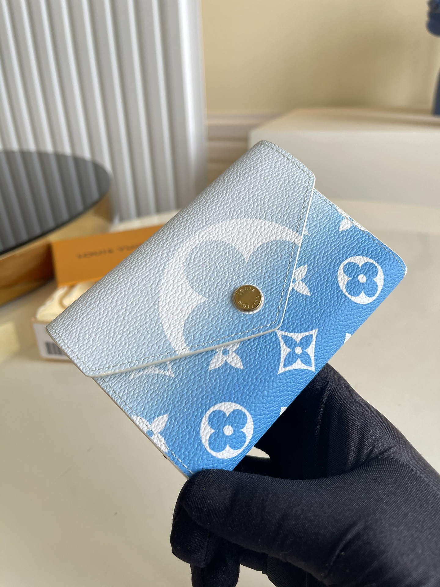 NO:397243,【Exclusive real photo M80388 blue】 Victorine wallet comes from the summer By The Pool accessories, leather goods and ready-to-wear series, which renders gradient brilliance for Monogram canvas. The envelope configuration can safely store cards, coins and banknotes, and the exquisite size is convenient to put in the pocket. Size 12 x 9.5 x 1.5CM V.,LV [original leather],louis vuitton19860909【独家实拍M80388蓝色】 Victorine 钱夹出自 夏季 By The Pool 配饰、皮具和成衣系列,为 Monogram 帆布渲染渐变光彩.信封式构型可稳妥收纳卡片、硬币和钞票,玲珑尺寸方便置于口袋.尺寸12 x 9.5 x 1.5CM V.,LV【原厂皮】,louis vuitton,Bag