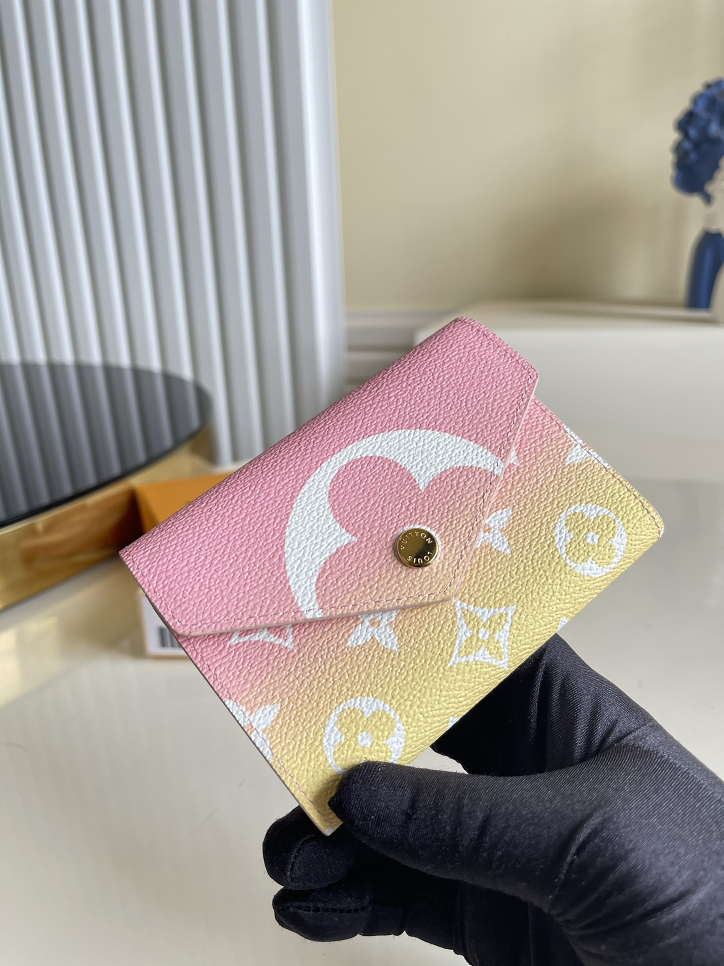 NO:397246,【Exclusive real shot of M80388 rainbow powder】 Victorine wallet comes from the summer By The Pool accessories, leather goods and ready-to-wear series, which renders gradient brilliance for Monogram canvas. The envelope configuration can safely store cards, coins and banknotes, and the exquisite size is convenient to put in the pocket. Size 12 x 9.5 x 1.5CM V.,LV [original leather],louis vuitton19860909【独家实拍M80388彩虹粉】 Victorine 钱夹出自 夏季 By The Pool 配饰、皮具和成衣系列,为 Monogram 帆布渲染渐变光彩.信封式构型可稳妥收纳卡片、硬币和钞票,玲珑尺寸方便置于口袋.尺寸12 x 9.5 x 1.5CM V.,LV【原厂皮】,louis vuitton,Bag