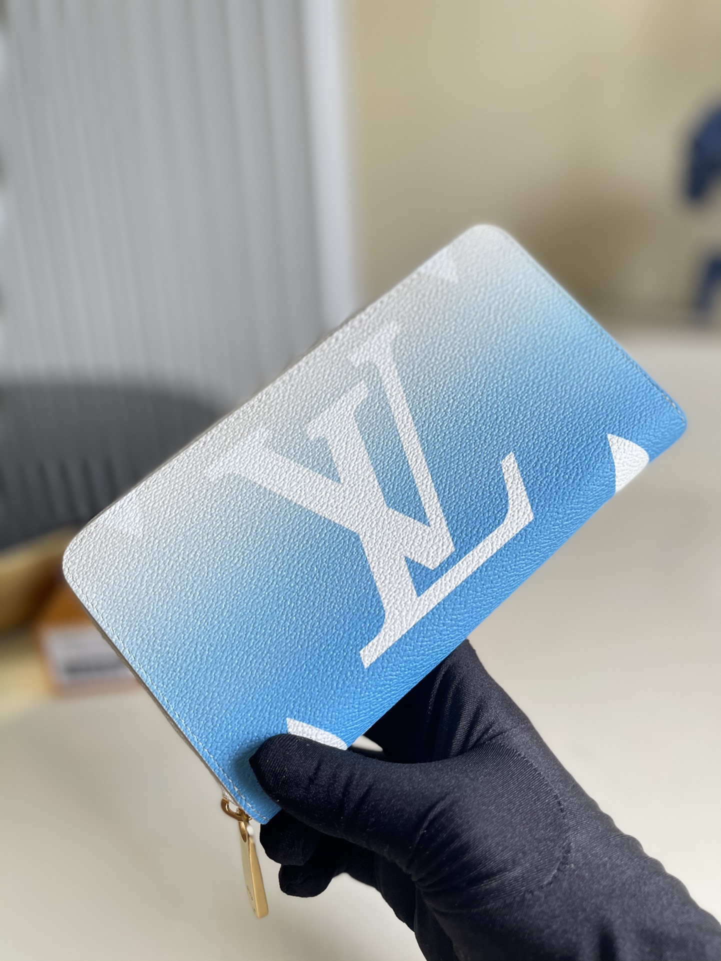 NO:397252,【Exclusive real photo M80361 blue】 The iconic zipper wallet is made of gradient Monogram canvas, and is one of the styles of the summer By The Pool accessories, leather goods and fashion limited edition series. The wallet is elegantly designed, unzipped to show the orderly internal interval, abundant space, and can perfectly store cards, banknotes and change. Size 19.5 x 10.5 x 2.5CM V., LV [original leather], louis vuitton19860909【独家实拍M80361蓝色】 標誌性拉鏈錢包以漸變色Monogram帆布打造,是夏季By The Pool配飾、皮具精品及時裝限量系列的款式之一.錢包設計雅緻,拉開拉鏈展現井井有條的內部間隔,空間充裕,可完美收納卡片、紙幣和零錢.尺寸19.5 x 10.5 x 2.5CM V.,LV【原厂皮】,louis vuitton,Bag