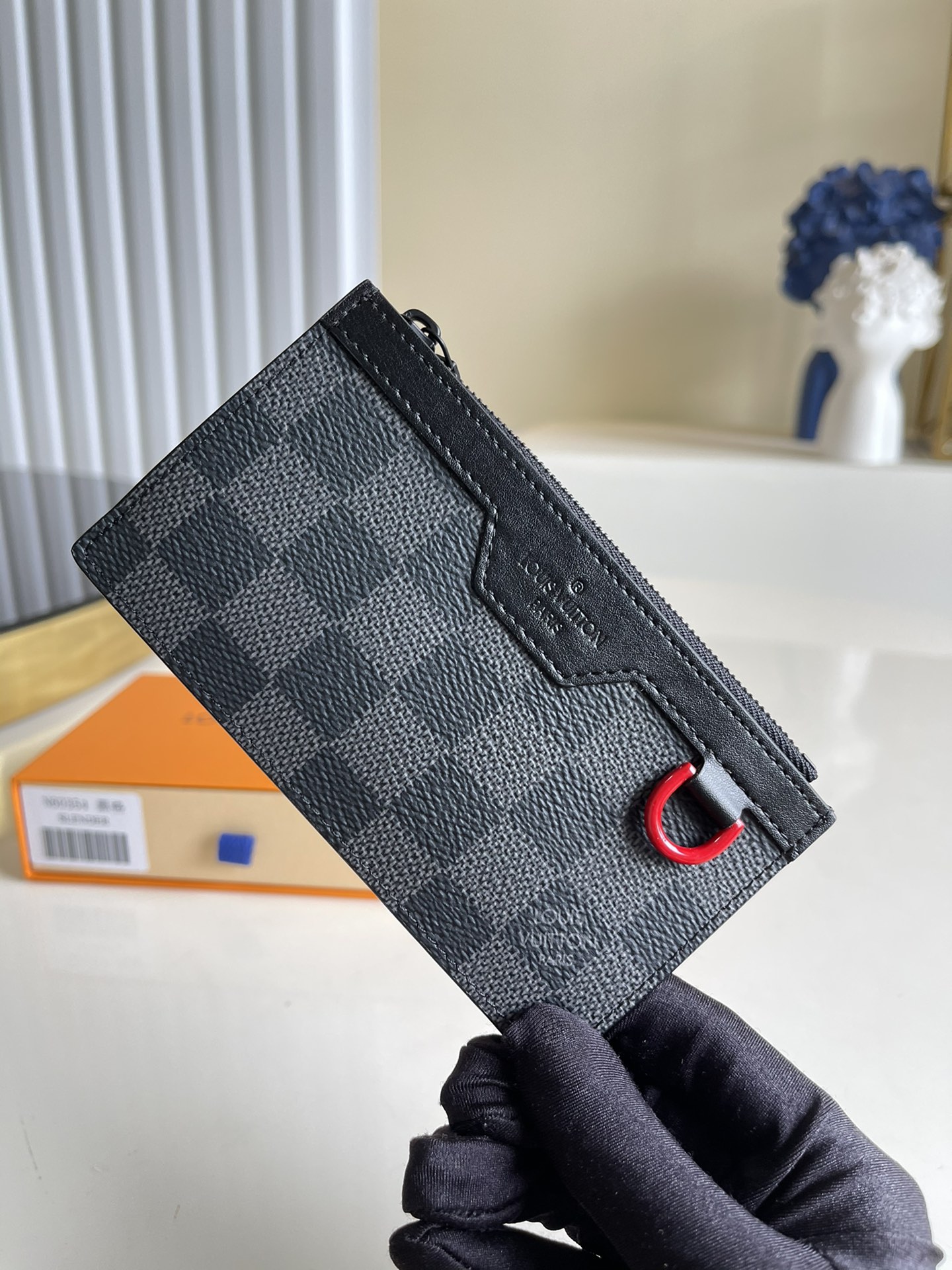 NO:396909,[Exclusive real shot N60354] Card bag Utility coin bag unlocks scattered storage techniques in a trendy way. Damier Graphite canvas is paired with leather trim and dynamic metal D-ring, with card slots, zipper bags and a compartment that can flatten banknotes. Size: 15.0 x 8.0 x 1.0 cm V.,LV [original leather],louis vuitton19860909【独家实拍N60354】卡包Utility 零钱袋以潮流方式解锁零散小物收纳术.Damier Graphite 帆布搭配皮革饰边和动感金属 D 形环,设有卡位、拉链袋和可平整收纳钞票的隔层.尺寸: 15.0 x 8.0 x 1.0 cm V.,LV【原厂皮】,louis vuitton,Bag