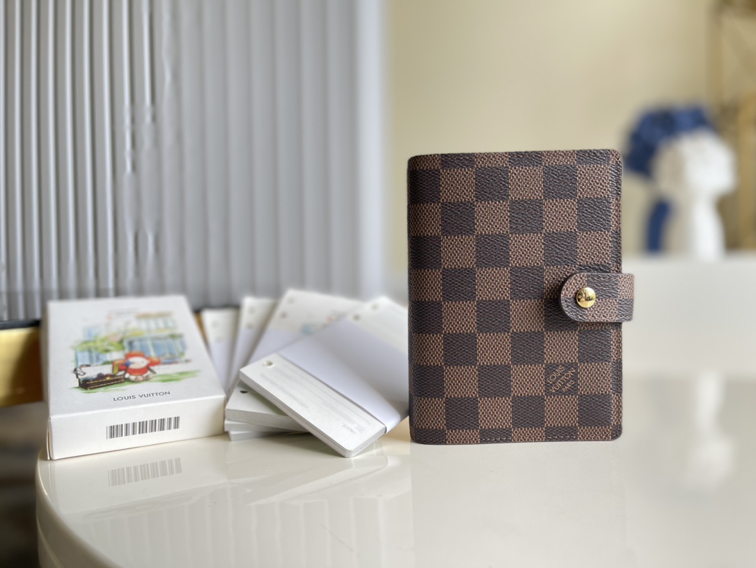 NO:396915,【Exclusive real shot R5 karaoke】This small notepad envelope is made of Monogram canvas and can hold three credit cards, as a correspondence book, notebook or calendar. 10x 14 cm (Length x height) Monogram canvas surface, horizontal leather lining, button opening and closing Six loose leaf rings, three credit card mezzanine V., LV [original leather], louis vuitton19860909【独家实拍R5咖格】这款小型记事本封套以 Monogram帆布制造,可放三张信用卡,亦可作通讯册、笔记册或日历.10x 14 cm (长x 高) Monogram 帆布表面,横纹皮革衬里 按钮开合 六个活页环,三个信用卡夹层 V.,LV【原厂皮】,louis vuitton,Bag