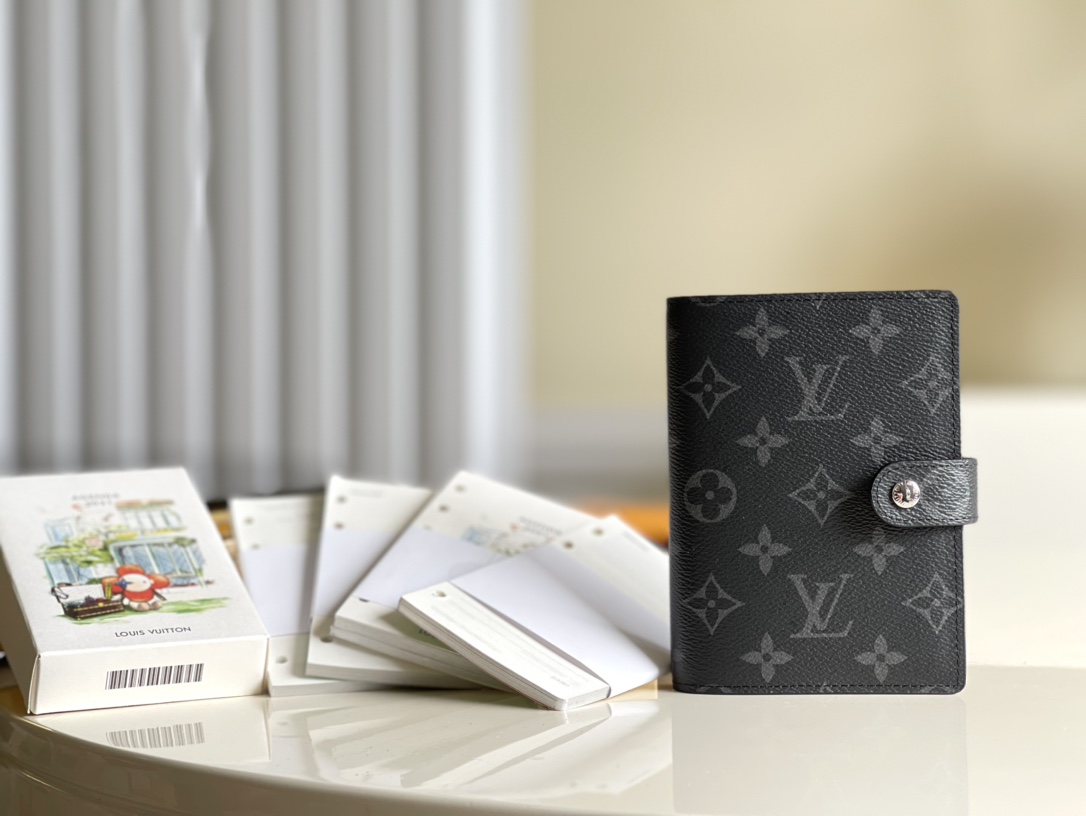NO:396889,【Exclusive real shot of R5 black flowers】This small notepad envelope is made of Monogram canvas and can hold three credit cards, or as a communications book, notebook or calendar. 10x 14 cm (Length x height) Monogram canvas surface, horizontal leather lining, button opening and closing Six loose leaf rings, three credit card mezzanine V., LV [original leather], louis vuitton19860909【独家实拍R5黑花】这款小型记事本封套以 Monogram帆布制造,可放三张信用卡,亦可作通讯册、笔记册或日历.10x 14 cm (长x 高) Monogram 帆布表面,横纹皮革衬里 按钮开合 六个活页环,三个信用卡夹层 V.,LV【原厂皮】,louis vuitton,Bag