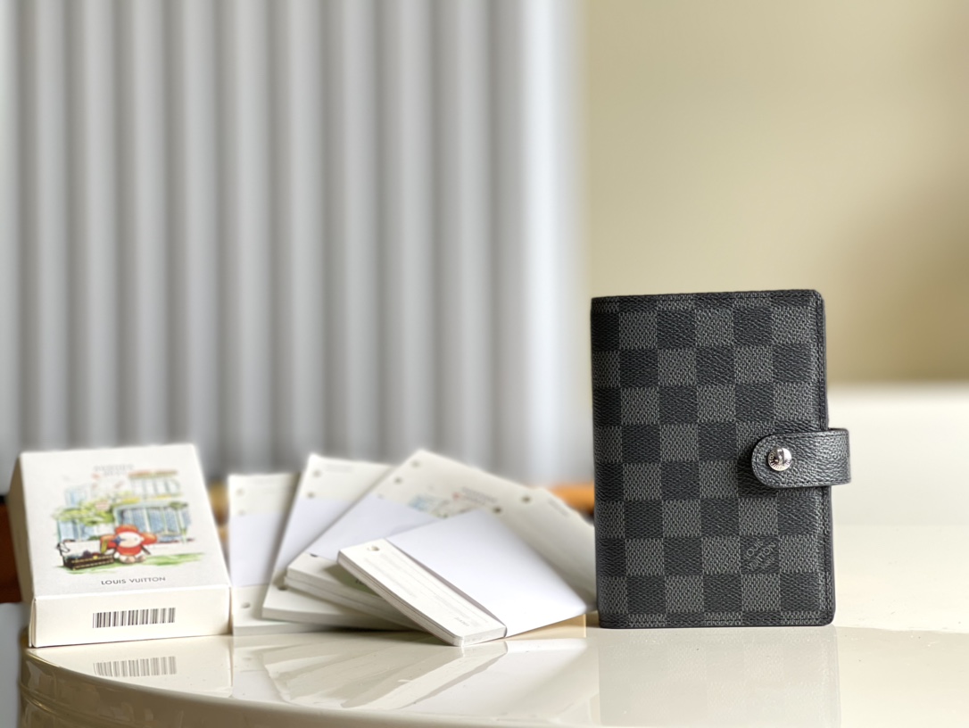 NO:396892,【Exclusive real shot R5 blackboard】This small notepad envelope is made of Monogram canvas and can hold three credit cards, as a correspondence book, notebook or calendar. 10x 14 cm (Length x height) Monogram canvas surface, horizontal leather lining, button opening and closing Six loose leaf rings, three credit card mezzanine V., LV [original leather], louis vuitton19860909【独家实拍R5黑格】这款小型记事本封套以 Monogram帆布制造,可放三张信用卡,亦可作通讯册、笔记册或日历.10x 14 cm (长x 高) Monogram 帆布表面,横纹皮革衬里 按钮开合 六个活页环,三个信用卡夹层 V.,LV【原厂皮】,louis vuitton,Bag