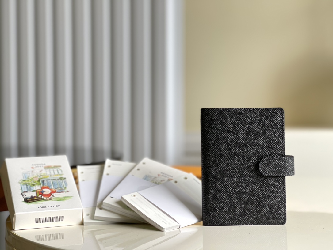 NO:396895,【Exclusive real photo R5 cross pattern】This small notepad envelope is made of Monogram canvas and can hold three credit cards, as a correspondence book, notebook or calendar. 10x 14 cm (Length x height) Monogram canvas surface, horizontal leather lining, button opening and closing Six loose leaf rings, three credit card mezzanine V., LV [original leather], louis vuitton19860909【独家实拍R5十字纹】这款小型记事本封套以 Monogram帆布制造,可放三张信用卡,亦可作通讯册、笔记册或日历.10x 14 cm (长x 高) Monogram 帆布表面,横纹皮革衬里 按钮开合 六个活页环,三个信用卡夹层 V.,LV【原厂皮】,louis vuitton,Bag