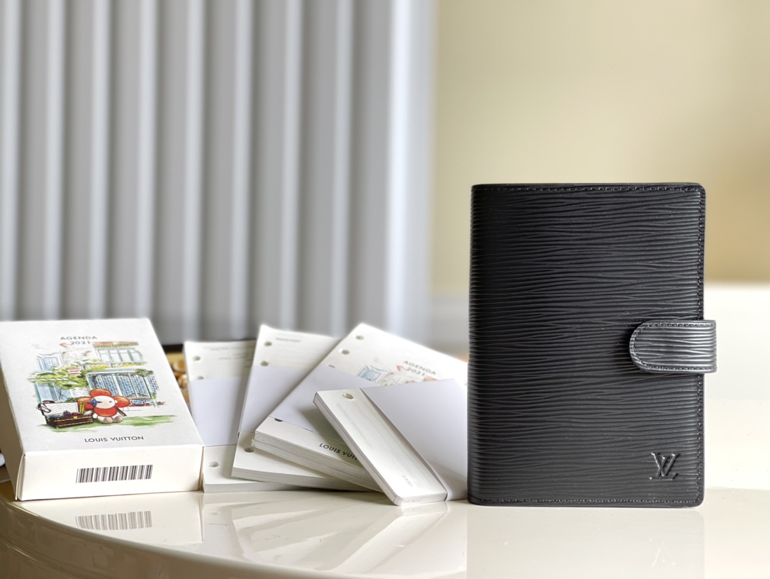 NO:396898,【Exclusive real shot of R5 water ripples】This small notepad envelope is made of Monogram canvas and can hold three credit cards, as a correspondence book, notebook or calendar. 10x 14 cm (Length x height) Monogram canvas surface, horizontal leather lining, button opening and closing Six loose leaf rings, three credit card mezzanine V., LV [original leather], louis vuitton19860909【独家实拍R5水波纹】这款小型记事本封套以 Monogram帆布制造,可放三张信用卡,亦可作通讯册、笔记册或日历.10x 14 cm (长x 高) Monogram 帆布表面,横纹皮革衬里 按钮开合 六个活页环,三个信用卡夹层 V.,LV【原厂皮】,louis vuitton,Bag