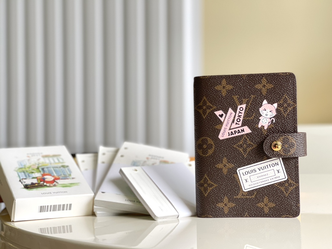 NO:396901,【Exclusive real-life R5LV silkscreen】This small notepad envelope is made of Monogram canvas and can hold three credit cards, as a correspondence book, notebook or calendar. 10x 14 cm (Length x height) Monogram canvas surface, horizontal leather lining, button opening and closing Six loose leaf rings, three credit card mezzanine V., LV [original leather], louis vuitton19860909【独家实拍R5LV丝印】这款小型记事本封套以 Monogram帆布制造,可放三张信用卡,亦可作通讯册、笔记册或日历.10x 14 cm (长x 高) Monogram 帆布表面,横纹皮革衬里 按钮开合 六个活页环,三个信用卡夹层 V.,LV【原厂皮】,louis vuitton,Bag