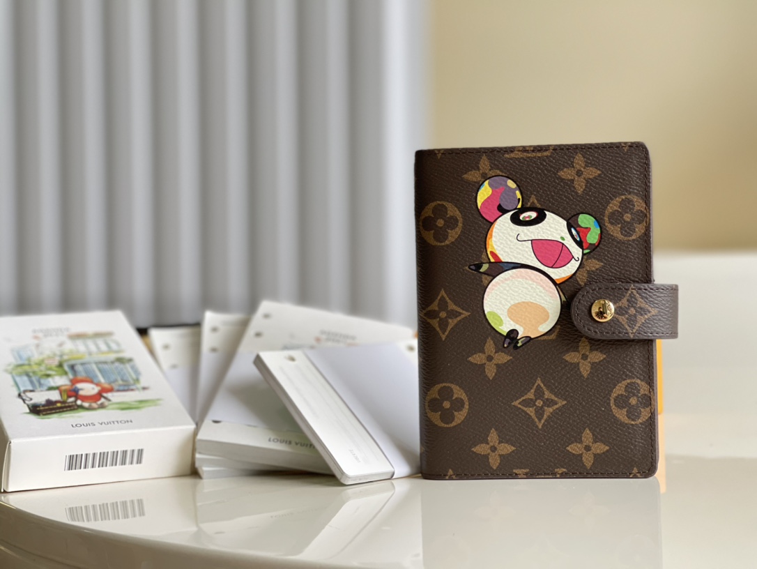 NO:396904,【Exclusive real shot of R5 Panda】This small notepad envelope is made of Monogram canvas and can hold three credit cards, as a correspondence book, notebook or calendar. 10x 14 cm (Length x height) Monogram canvas surface, horizontal leather lining, button opening and closing Six loose leaf rings, three credit card mezzanine V., LV [original leather], louis vuitton19860909【独家实拍R5熊猫】这款小型记事本封套以 Monogram帆布制造,可放三张信用卡,亦可作通讯册、笔记册或日历.10x 14 cm (长x 高) Monogram 帆布表面,横纹皮革衬里 按钮开合 六个活页环,三个信用卡夹层 V.,LV【原厂皮】,louis vuitton,Bag