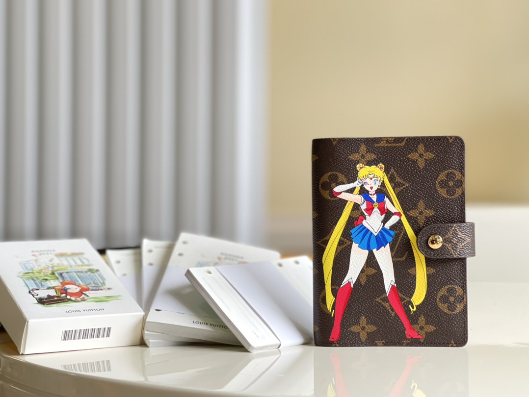 NO:396907,【Exclusive real shot of R5 beautiful girl】This small notepad envelope is made of Monogram canvas and can hold three credit cards, as a correspondence book, notebook or calendar. 10x 14 cm (length x height) Monogram canvas surface, horizontal leather lining, button opening and closing Six loose leaf rings, three credit card mezzanine V., LV [original leather], louis vuitton19860909【独家实拍R5美少女】这款小型记事本封套以 Monogram帆布制造,可放三张信用卡,亦可作通讯册、笔记册或日历.10x 14 cm (长x 高) Monogram 帆布表面,横纹皮革衬里 按钮开合 六个活页环,三个信用卡夹层 V.,LV【原厂皮】,louis vuitton,Bag