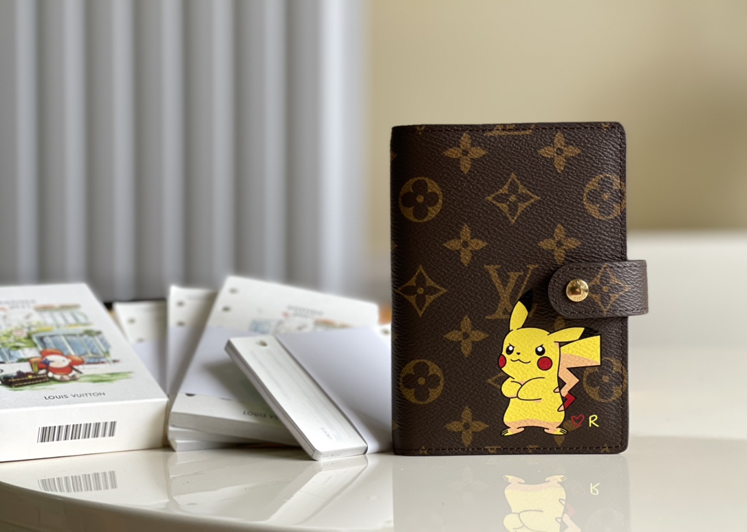 NO:396910,【Exclusive real shot R5 Bikachu】This small notepad envelope is made of Monogram canvas and can hold three credit cards, as a correspondence book, notebook or calendar. 10x 14 cm (Length x height) Monogram canvas surface, horizontal leather lining, button opening and closing Six loose leaf rings, three credit card mezzanine V., LV [original leather], louis vuitton19860909【独家实拍R5比卡丘】这款小型记事本封套以 Monogram帆布制造,可放三张信用卡,亦可作通讯册、笔记册或日历.10x 14 cm (长x 高) Monogram 帆布表面,横纹皮革衬里 按钮开合 六个活页环,三个信用卡夹层 V.,LV【原厂皮】,louis vuitton,Bag