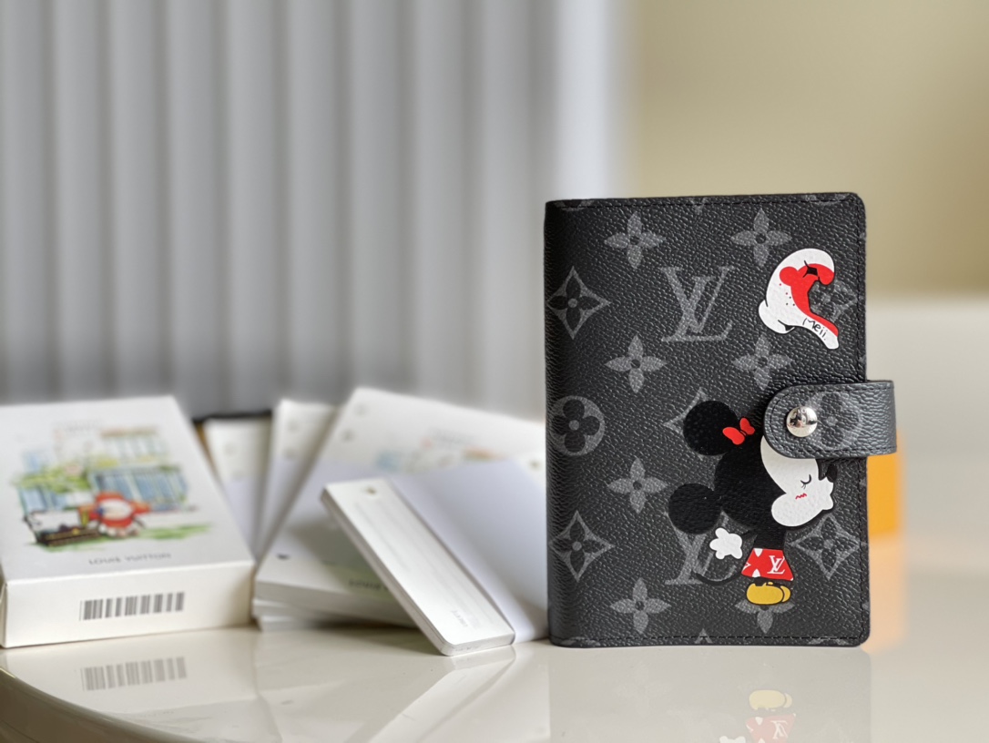 NO:396913,【Exclusive real shot of R5 Minnie】This small notepad envelope is made of Monogram canvas and can hold three credit cards, as a correspondence book, notebook or calendar. 10x 14 cm (Length x height) Monogram canvas surface, horizontal leather lining, button opening and closing Six loose leaf rings, three credit card mezzanine V., LV [original leather], louis vuitton19860909【独家实拍R5米妮】这款小型记事本封套以 Monogram帆布制造,可放三张信用卡,亦可作通讯册、笔记册或日历.10x 14 cm (长x 高) Monogram 帆布表面,横纹皮革衬里 按钮开合 六个活页环,三个信用卡夹层 V.,LV【原厂皮】,louis vuitton,Bag