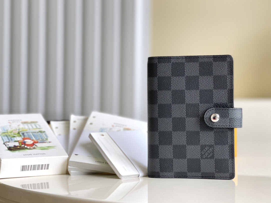 NO:396916,【Exclusive real shot of R5 Mickey】This small notepad envelope is made of Monogram canvas and can hold three credit cards, as a correspondence book, notebook or calendar. 10x 14 cm (Length x height) Monogram canvas surface, horizontal leather lining, button opening and closing Six loose leaf rings, three credit card mezzanine V., LV [original leather], louis vuitton19860909【独家实拍R5米奇】这款小型记事本封套以 Monogram帆布制造,可放三张信用卡,亦可作通讯册、笔记册或日历.10x 14 cm (长x 高) Monogram 帆布表面,横纹皮革衬里 按钮开合 六个活页环,三个信用卡夹层 V.,LV【原厂皮】,louis vuitton,Bag