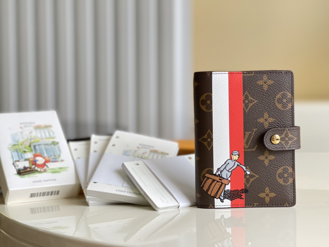 NO:396917,[Exclusive real photo of R5 red door kid] This small notepad cover is made of Monogram canvas and can hold three credit cards, or as a communications book, notebook or calendar. 10x 14 cm (Length x height) Monogram canvas surface, horizontal leather lining, button opening and closing Six loose leaf rings, three credit card mezzanine V., LV [original leather], louis vuitton19860909【独家实拍R5红色门童】这款小型记事本封套以 Monogram帆布制造,可放三张信用卡,亦可作通讯册、笔记册或日历.10x 14 cm (长x 高) Monogram 帆布表面,横纹皮革衬里 按钮开合 六个活页环,三个信用卡夹层 V.,LV【原厂皮】,louis vuitton,Bag