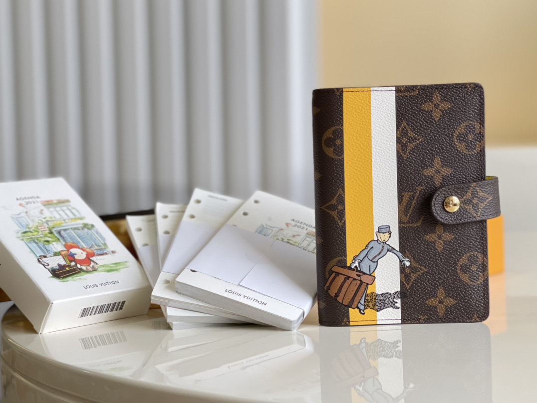 NO:396919,【Exclusive real photo of R5 yellow door kid】This small notepad cover is made of Monogram canvas and can hold three credit cards, as a correspondence book, notebook or calendar. 10x 14 cm (Length x height) Monogram canvas surface, horizontal leather lining, button opening and closing Six loose leaf rings, three credit card mezzanine V.270, LV [original leather], louis vuitton19860909【独家实拍R5黄色门童】这款小型记事本封套以 Monogram帆布制造,可放三张信用卡,亦可作通讯册、笔记册或日历.10x 14 cm (长x 高) Monogram 帆布表面,横纹皮革衬里 按钮开合 六个活页环,三个信用卡夹层 V.270,LV【原厂皮】,louis vuitton,Bag
