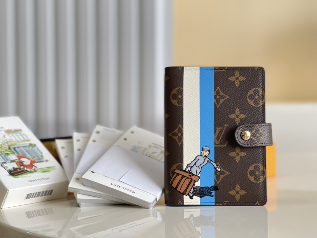 NO:396921,【Exclusive real shot of R5 blue door kid】This small notepad envelope is made of Monogram canvas and can hold three credit cards, as a correspondence book, notebook or calendar. 10x 14 cm (Length x height) Monogram canvas surface, horizontal leather lining, button opening and closing Six loose leaf rings, three credit card mezzanine V., LV [original leather], louis vuitton19860909【独家实拍R5蓝色门童】这款小型记事本封套以 Monogram帆布制造,可放三张信用卡,亦可作通讯册、笔记册或日历.10x 14 cm (长x 高) Monogram 帆布表面,横纹皮革衬里 按钮开合 六个活页环,三个信用卡夹层 V.,LV【原厂皮】,louis vuitton,Bag