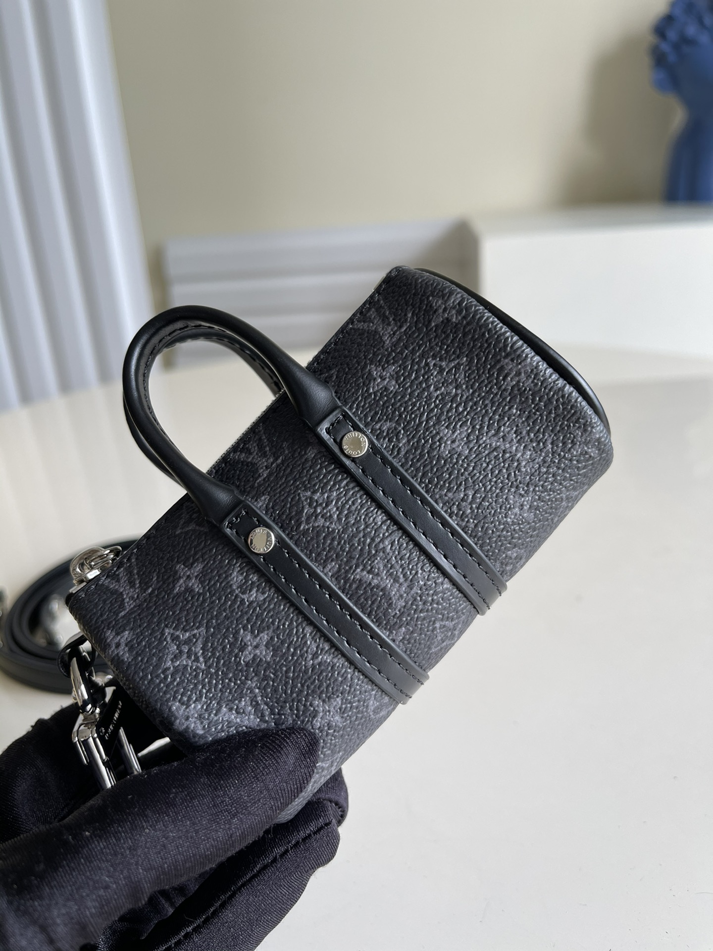 NO:396927,[Exclusive real photo, model M2612 small] Super mini pillow bag travel bag keychain coin wallet Major brands reduce the most classic mini keybag, small and convenient, and very textured. With shoulder straps, it can be used as a keychain or a diagonal bag, salt or sweet, small bag is the best size, size 11*9 i., LV [original leather], louis vuitton, wallets, keychain19860909【独家实拍 型号M2612小号】 超mini枕头包旅行袋钥匙扣零钱包 各大品牌把最经典的包款缩小mini钥匙包 小巧方便 而且非常有质感 搭配肩带 可当钥匙扣也可以当斜跨包 可盐可甜 小包当道啊 尺寸11*9 i.,LV【原厂皮】,louis vuitton,wallets,keychain,Bag