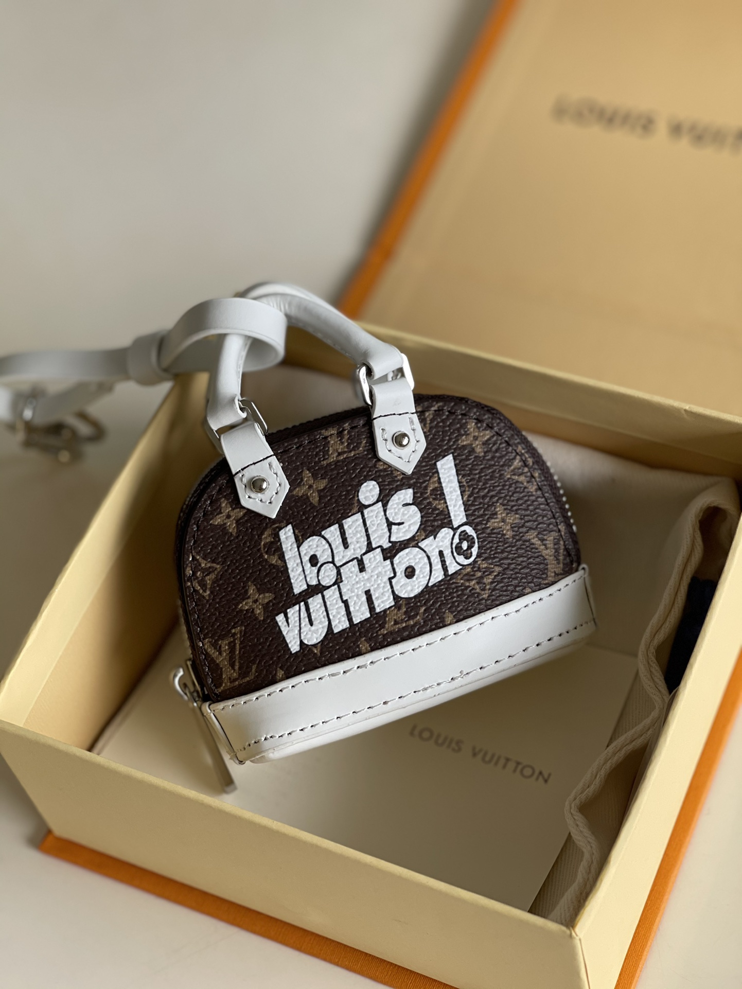 NO:396929,[Exclusive real photo shell hanging decoration] Super classic shell bag transformed into a super mini keychain bag. The latest display of different colors. The diverse interpretation of fashion sense is beyond imagination., LV [original leather], louis vuitton, keychain19860909【独家实拍图贝壳挂饰】超经典贝壳包幻化成超mini钥匙扣小包 最新配色不一样的展示 多样演绎时尚感超乎想象棋i.,LV【原厂皮】,louis vuitton,keychain,Bag