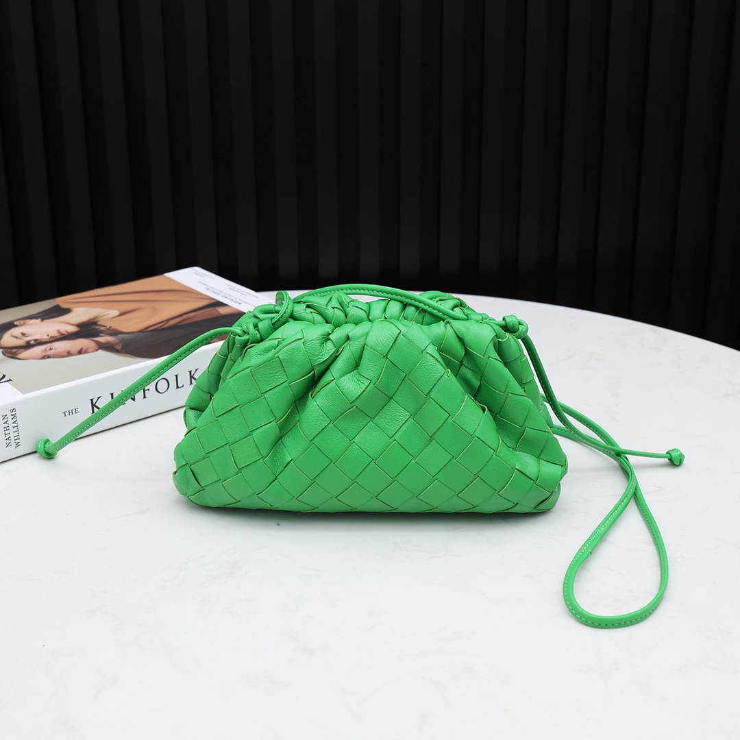 Bottega Veneta The Pouch Cloud Bag Large Intrecciato Grass Green