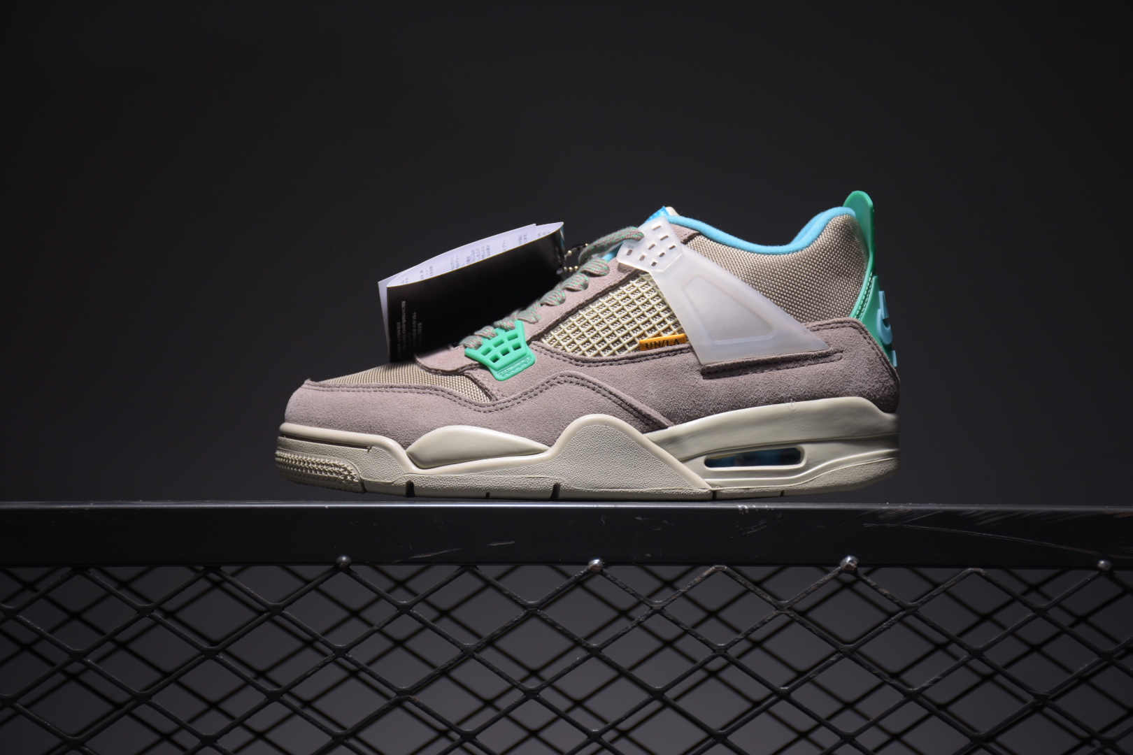 H0 （原价 I5 版本）纯原版本 原装鞋盒制原楦开发纸版楦型采用固色翻毛皮革鞋面（鞋舌变长部分需拆剪❗️）原厂流水成型工艺厂级拉帮注胶效果❗天价联名又来了,时隔两年,全新解构美学鞋型❗️为庆祝精品店成立”30th Anniversary”周年，洛杉矶知名店铺Union LA x Air Jordan 4 Retro”Taupe Haze”迈克尔·乔丹AJ4代中帮复古休闲运动文化篮球鞋“灰褐色”DJ5718-242