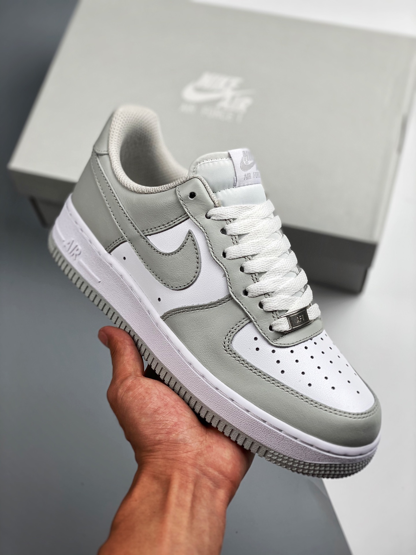 NK Air Force 1 Mid '07 gris y blanco, horma y plantilla originales, auténtica silueta Air Force, enfocado en el canal d…