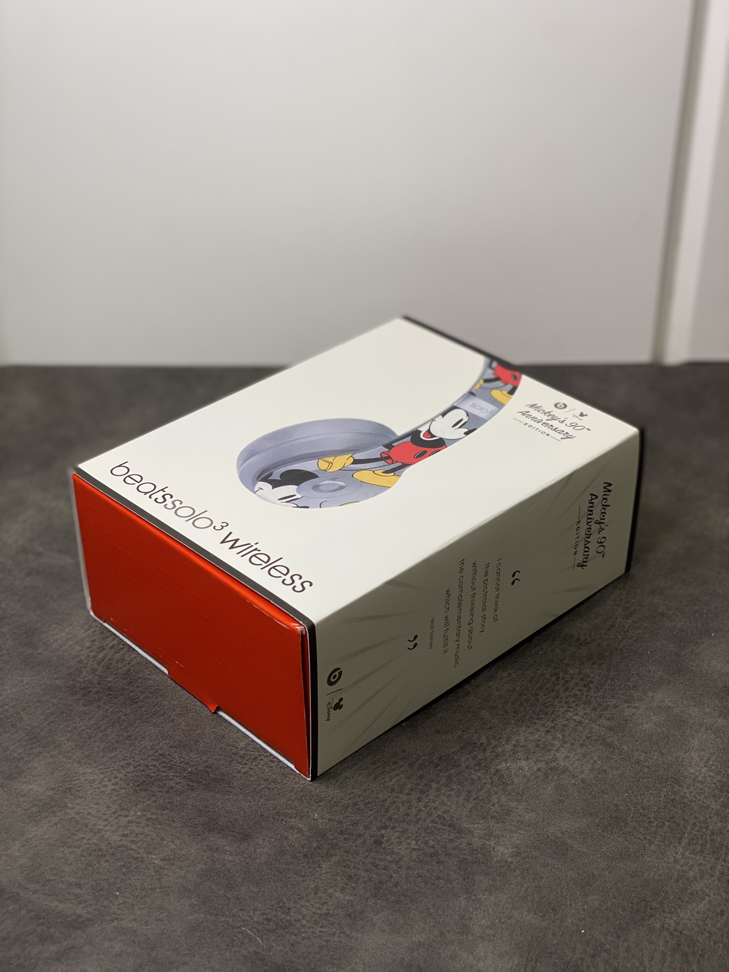 本地放💰65 
Beats Solo3 米老鼠限定头戴式耳机
颜值非常高  个人感觉完爆所有款…
看上它的第一眼可能就是颜值了 精致 小而美 
和市面其他几十块的通货真的差距太多了
完全脱离了线的束缚 带上它安静听首老歌 感觉太爽了!!
功能非常强悍 搭配原生的芯片
开机自带苹果系统弹窗开机动画 二次自动连接
大家放心入手 功能音质非常非常好
左右键=切歌 长按左右键=调节音量
双击中间键=接听挂断电话 支持收音机电台模式！