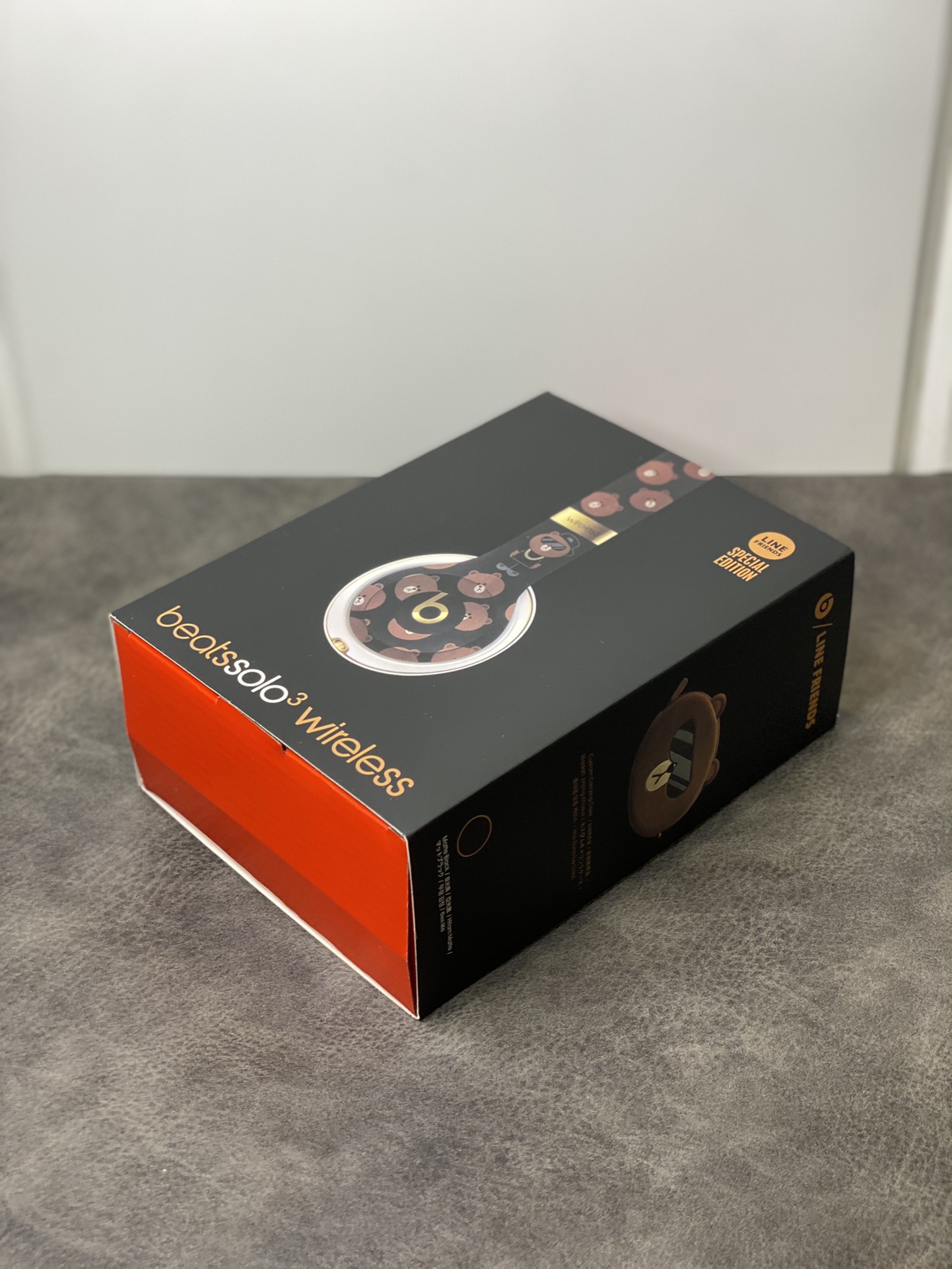 本地放店💰65 
Beats Solo3 布朗熊限定头戴式耳机
颜值非常高  个人感觉完爆所有款…
看上它的第一眼可能就是颜值了 精致 小而美 
和市面其他几十块的通货真的差距太多了
完全脱离了线的束缚 带上它安静听首老歌 感觉太爽了!!
功能非常强悍 搭配原生的芯片
开机自带苹果系统弹窗开机动画 二次自动连接
大家放心入手 功能音质非常非常好
左右键=切歌 长按左右键=调节音量
双击中间键=接听挂断电话 支持收音机电台模式！