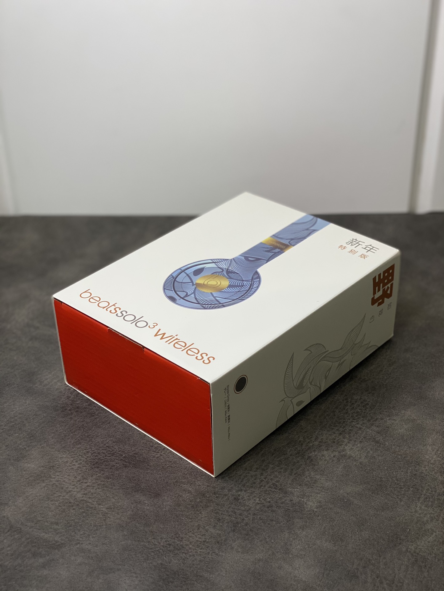 本地放店💰65 
Beats Solo3 猪年限定头戴式耳机
颜值非常高  个人感觉完爆所有款…
看上它的第一眼可能就是颜值了 精致 小而美 
和市面其他几十块的通货真的差距太多了
完全脱离了线的束缚 带上它安静听首老歌 感觉太爽了!!
功能非常强悍 搭配原生的芯片
开机自带苹果系统弹窗开机动画 二次自动连接
大家放心入手 功能音质非常非常好
左右键=切歌 长按左右键=调节音量
双击中间键=接听挂断电话 支持收音机电台模式！