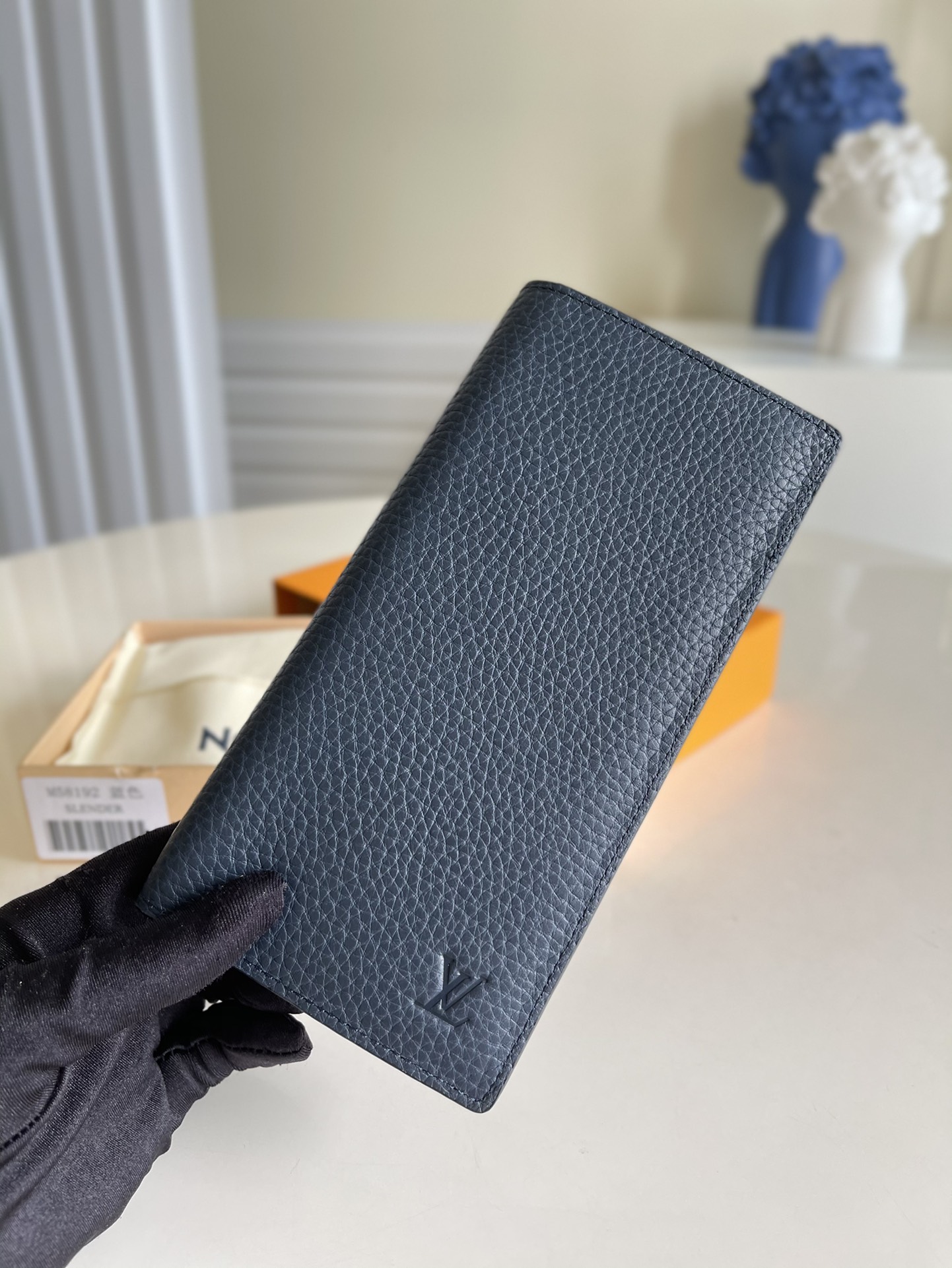 NO:396933,【Exclusive real photo M58192 blue】 Lychee pattern suit clip The term elegance is the best description of Brazza, a flexible and easy to use and elegant wallet that can be easily stored in the chest pocket. Made with extremely soft and durable Taurillon leather, this wallet is even more charming. Details 10 x 19 x 2 cm (length x height x width) The front of the cowhide wallet is embossed with Louis Vuitton English-style embossed palladium-trimmed brass metal piece cowhide lining 12 credit card mezzanine, 1 mezzanine for ID or business card 1 large zipper change 4 inner patch pockets to hold banknotes, documents, bills V.300, LV [original leather], louis vuitton, louis vuitton, business suit, cowhide19860909【独家实拍M58192蓝色】 荔枝纹西装夹 優雅一詞是對 Brazza 的最佳形容,一款既靈活易用又優雅的錢包,可輕易收納入胸前口袋.以極柔軟又耐用的 Taurillon 皮革打造,令這款錢包更添魅力.細節10 x 19 x 2 厘米(長度 x 高度 x 闊度)牛皮鑲飾錢包正面飾以路易威登英文字首壓花鈀飾面黃銅金屬件牛皮襯裡12 個信用卡夾層,1 個裝身份證或名片的夾層1 個大型拉鏈零錢格4 個內貼袋可裝紙幣、證件、票據 V .300,LV【原厂皮】,louis vuitton,louis vuitton,business suit,cowhide,Bag