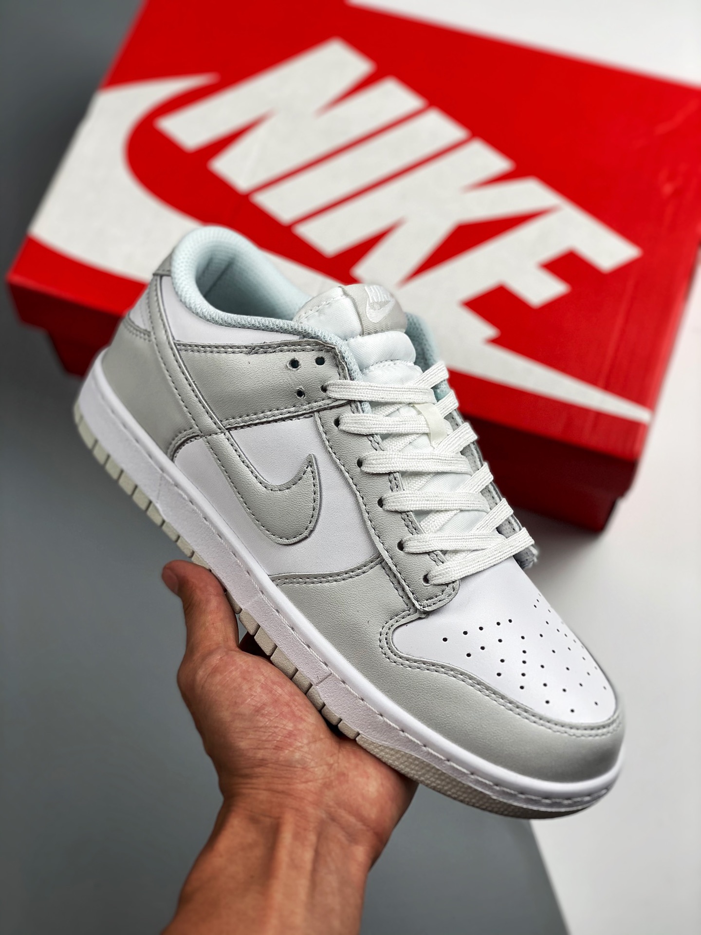NK SB Dunk Low "Photon Dust" colorway blanco y gris, línea de producción original pura, etiqueta tejida de fábrica orig…