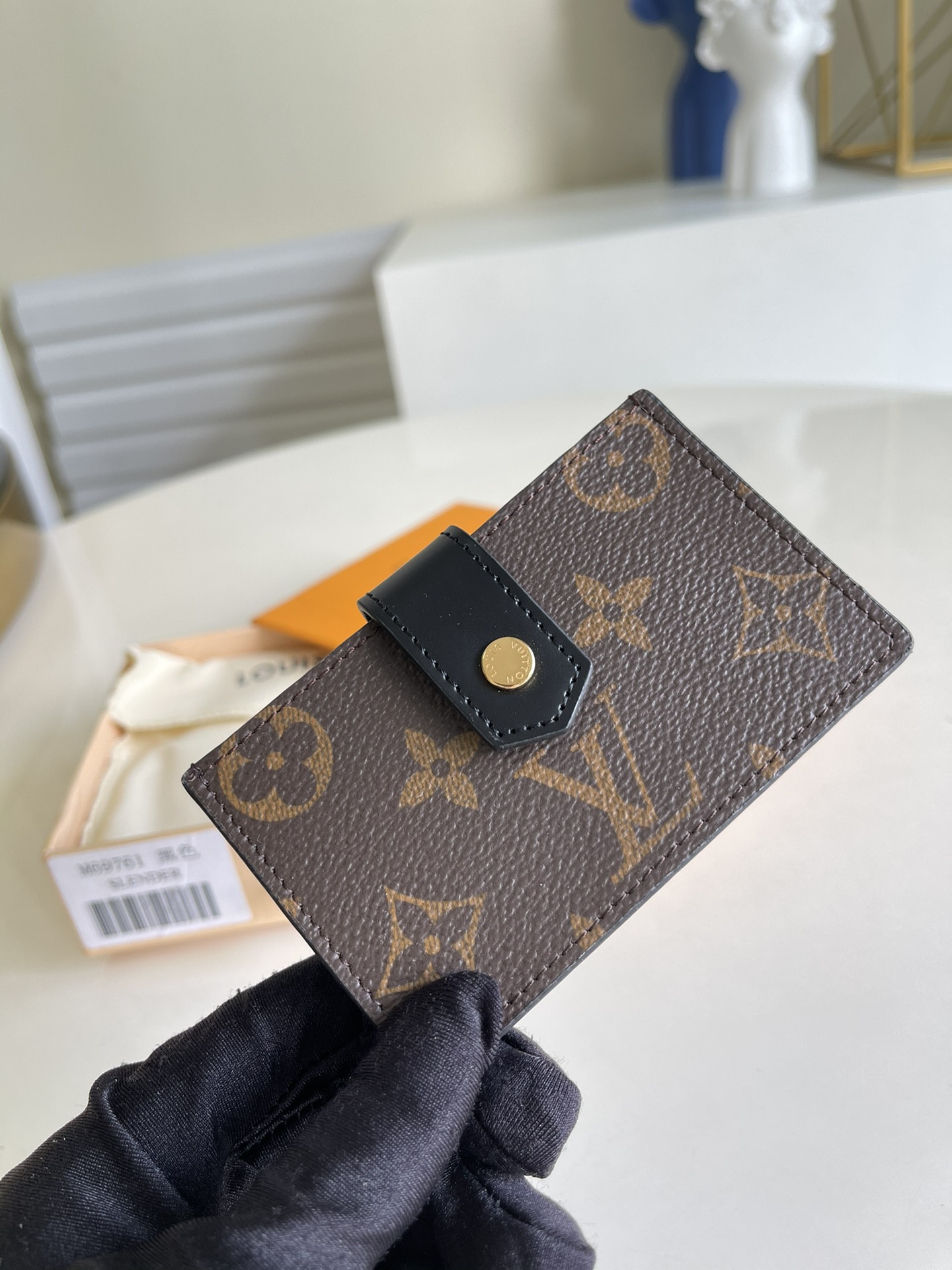 NO:396949,[Exclusive real photo M69761 black] New card bag Card bag This simple and elegant card clip is made of Damier canvas, with multiple mezzanines, which can hold credit cards, ride cards or business cards, etc., and can be easily placed in the pocket of clothes. Size 10.5*8*2 v., LV [original leather], louis vuitton19860909【独家实拍M69761黑色】新品卡包 卡片包 这款设计简洁优雅的卡片夹以 Damier 帆布制造,设有多个夹层,可放信用卡、乘车卡或名片等等,可轻易放入衣服口袋.尺寸10.5*8*2 v.,LV【原厂皮】,louis vuitton,Bag