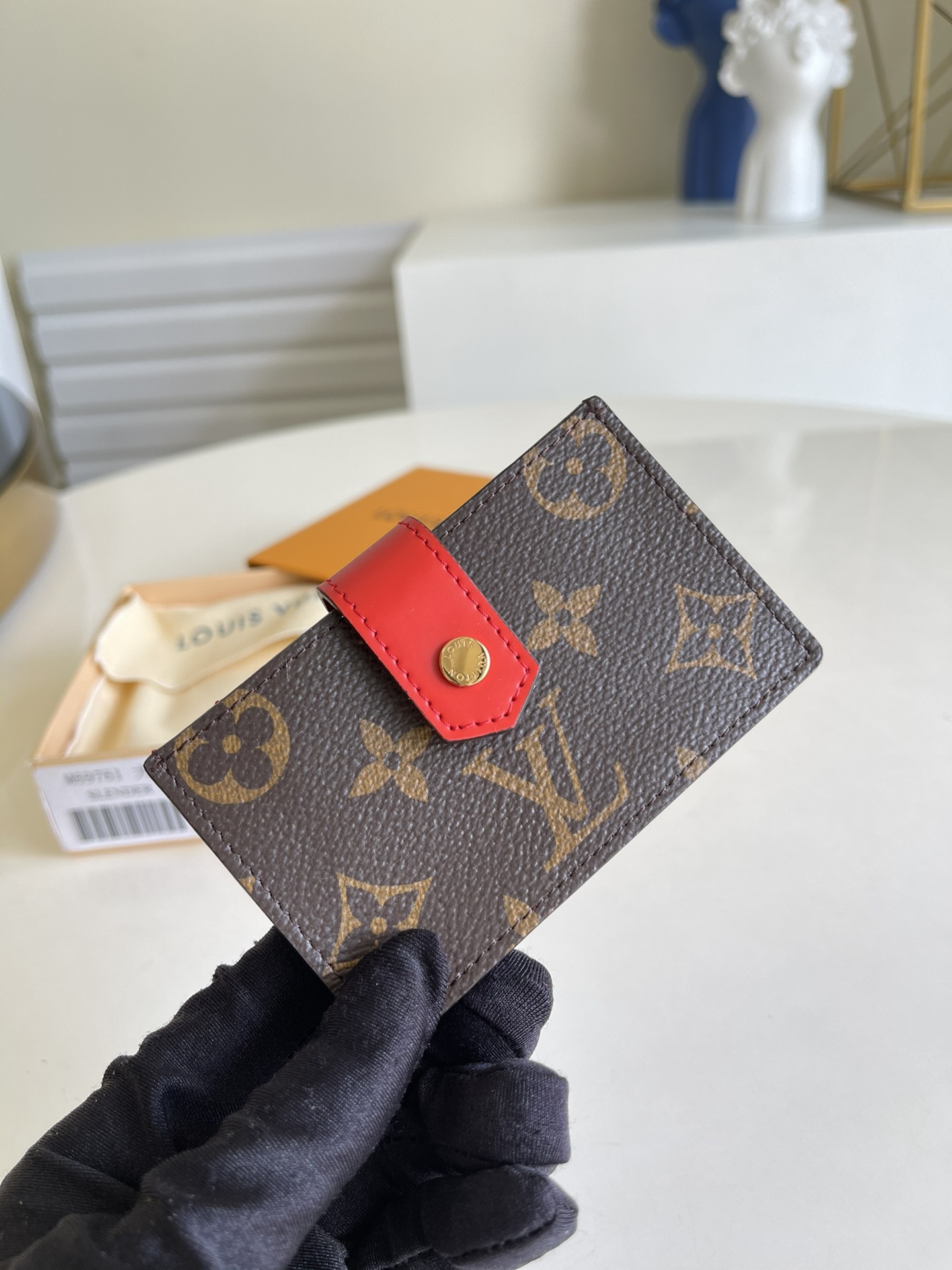 NO:396952,[Exclusive real photo M69761 big red] New product card bag Card bag This simple and elegant card clip is made of Damier canvas, with multiple mezzanines, which can hold credit cards, ride cards or business cards, etc., and can be easily placed in the pocket of clothes. Size 10.5*8*2 v., LV [original leather], louis vuitton19860909【独家实拍M69761大红】新品卡包 卡片包 这款设计简洁优雅的卡片夹以 Damier 帆布制造,设有多个夹层,可放信用卡、乘车卡或名片等等,可轻易放入衣服口袋.尺寸10.5*8*2 v.,LV【原厂皮】,louis vuitton,Bag