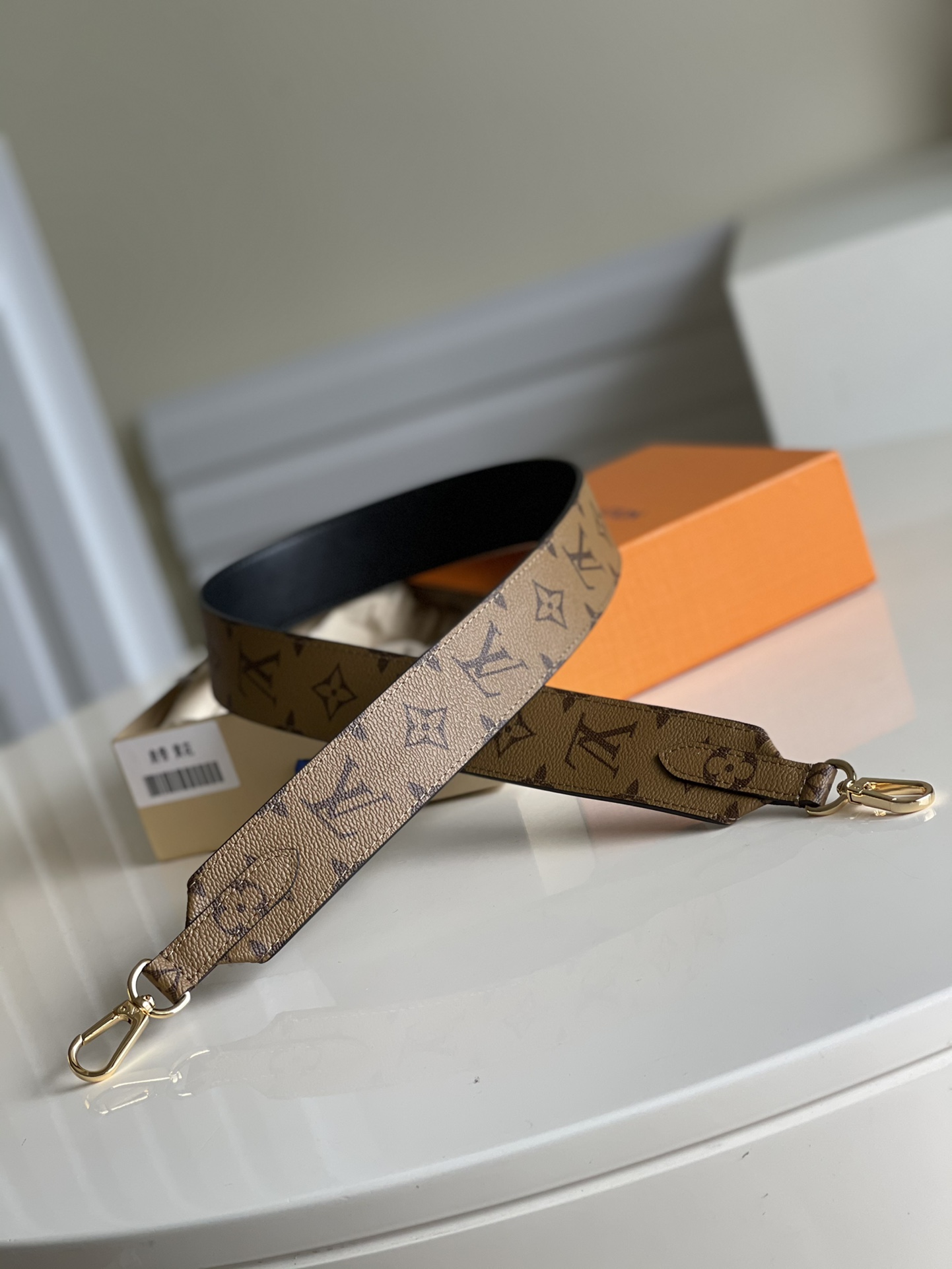 NO:396958,[Exclusive real photo of shoulder strap yellow] This wide shoulder strap is pretty, versatile and does not tiring your shoulders. The two sides are made of classic presbyopia and gorgeous brown napa leather. It has classic and practical bright hardware hooks, which are easy to tie or remove. Change it to add a personal style to your bag, and any combination will be very tall immediately. Size 100x 4 x 0.3cm V., LV [original leather], louis vuitton19860909【独家实拍 肩带黄花】这款宽肩带设计俏丽、百搭还不累肩膀.双面分别以经典老花配以绚丽棕色纳帕皮革 设有经典实用的亮丽五金钩扣,系上或移除皆轻松方便.换上它为你的包包增添个人风格,任意搭配都立马高大上了不少哦尺寸100x 4 x 0.3cm V.,LV【原厂皮】,louis vuitton,Bag