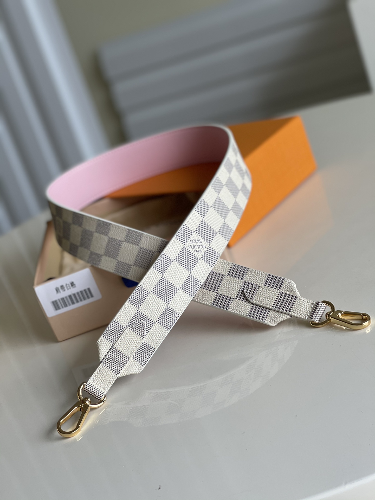 NO:396961,[Exclusive real photo, shoulder strap white grid] This wide shoulder strap is pretty, versatile and does not tiring your shoulders. The two sides are made of classic presbyopia and gorgeous brown napa leather. It has classic and practical bright hardware hooks, which are easy to tie or remove. Change it to add a personal style to your bag, and any combination will immediately become taller. Size 100x 4 x 0.3cm V., LV [original leather], louis vuitton19860909【独家实拍 肩带白格】这款宽肩带设计俏丽、百搭还不累肩膀.双面分别以经典老花配以绚丽棕色纳帕皮革 设有经典实用的亮丽五金钩扣,系上或移除皆轻松方便.换上它为你的包包增添个人风格,任意搭配都立马高大上了不少哦尺寸100x 4 x 0.3cm V.,LV【原厂皮】,louis vuitton,Bag