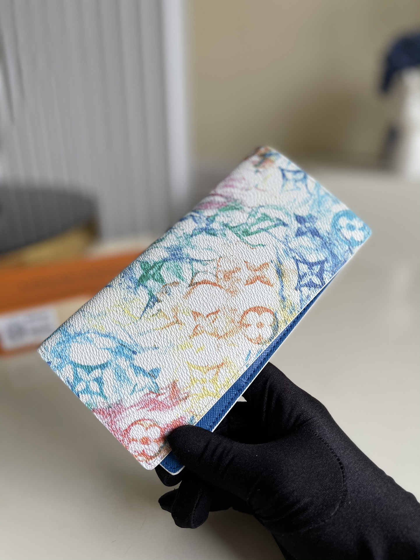 NO:396938,M80465 BRAZZA wallet is made of Monogram Watercolor canvas, depicting Monogram patterns with watercolor brushstrokes. The exquisite design includes card slots, pockets and compartments, which can store banknotes, coins and notes. 10 x 19 x 2 cm U., LV [original leather], louis vuitton19860909M80465 BRAZZA 钱夹 取材 Monogram Watercolor 帆布,以水彩笔触描绘 Monogram 图案.考究设计内含卡位、口袋和隔层,可收纳纸钞、硬币和票据.10 x 19 x 2 厘米 U.,LV【原厂皮】,louis vuitton,Bag