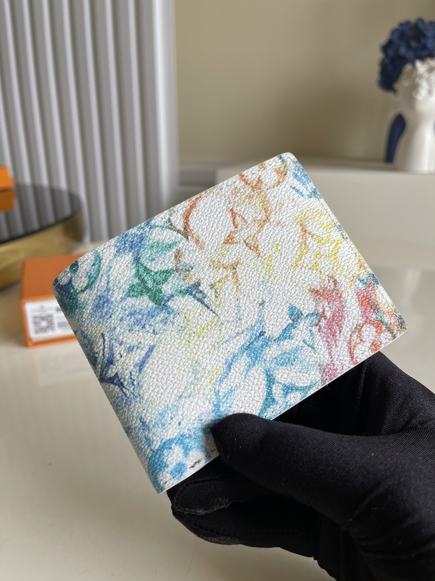 NO:396941,M80464 MULTIPLE wallet material Monogram Watercolor Blue canvas, showing the irregular Monogram pattern designed by Virgil Abloh for midsummer, with card slots, banknote compartments and side mezzanine. 11.5 x 9 x 1.5 cm u.,LV [original leather],louis vuitton19860909M80464 MULTIPLE 钱夹 取材 Monogram Watercolor Blue 帆布,展现 Virgil Abloh 为盛夏时节设计的不规则 Monogram 图案,设有卡位、纸钞隔层和侧面夹层.11.5 x 9 x 1.5 厘米 u.,LV【原厂皮】,louis vuitton,Bag