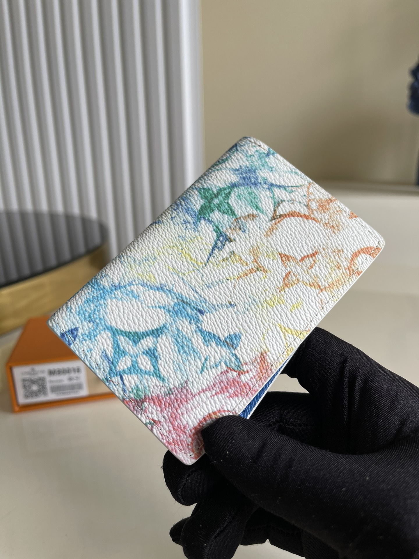 NO:396944,M80016 Pocket Wallet presents Monogram pattern immersed in soft watercolor tones, which can be stored in most pockets while storing credit cards, banknotes and receipts. 8 x 11 x 1 cm u.,LV [original leather],louis vuitton19860909M80016 口袋钱夹 以帆布呈现 Monogram 图案浸没于柔和水彩色调之景,可在收纳信用卡、纸钞和收据的同时收入多数口袋.8 x 11 x 1 厘米 u.,LV【原厂皮】,louis vuitton,Bag