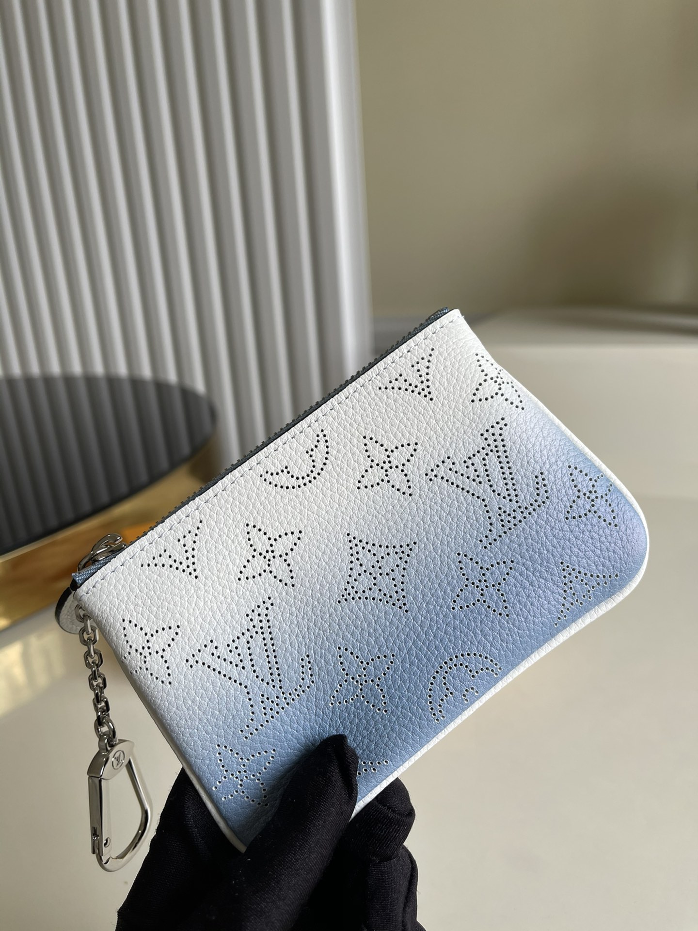 NO:397282,【Exclusive real photo M69508 Gradient Blue】 Zippy coin wallet, compact design, spacious interior space, a real boutique choice. Soft Mahina leather material with a light grain pattern, paired with Monogram perforated design, elegant and soft. Size 13.8 X 9 X 1.5 cm Z., LV [original leather], louis vuitton, wallets19860909【独家实拍M69508 渐变蓝】 Zippy零钱包,设计小巧紧凑、内部空间宽敞,名符其实的精品之选.柔软的Mahina皮革材质,带有淡淡的粒纹,搭配Monogram穿孔设计,优雅而柔美.尺寸13.8 X 9 X 1.5 cm Z.,LV【原厂皮】,louis vuitton,wallets,Bag