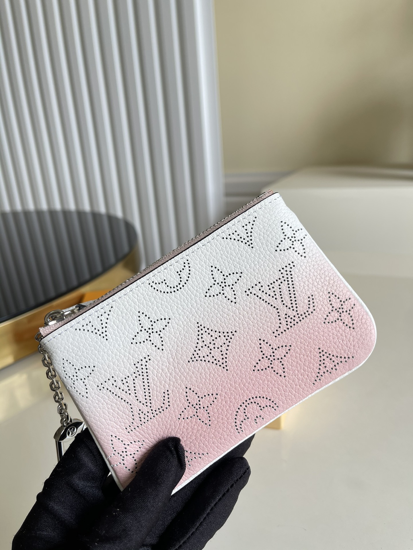 NO:397284,【Exclusive real-life M69508 Gradient Pink】 Zippy coin wallet, compact design, spacious interior space, a real boutique choice. Soft Mahina leather material with a light grain pattern, paired with Monogram perforated design, elegant and soft. Size 13.8 X 9 X 1.5 cm Z., LV [original leather], louis vuitton, wallets19860909【独家实拍M69508 渐变粉】 Zippy零钱包,设计小巧紧凑、内部空间宽敞,名符其实的精品之选.柔软的Mahina皮革材质,带有淡淡的粒纹,搭配Monogram穿孔设计,优雅而柔美.尺寸13.8 X 9 X 1.5 cm Z.,LV【原厂皮】,louis vuitton,wallets,Bag