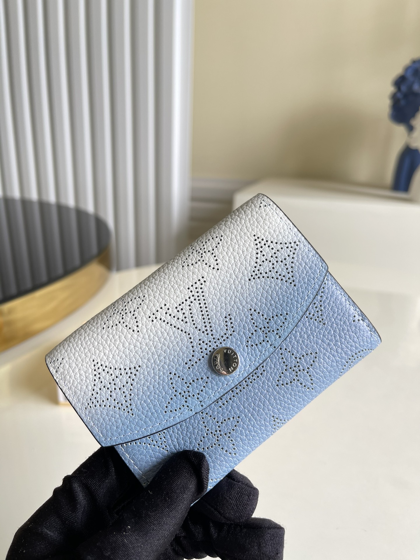 NO:397286,【Exclusive real photo M64050 gradient blue】 ANA Coin Wallet This cute and practical Porte-Monnaie Anaé shows more charm with a brand new pocket wallet shape. Mahina leather, full-length punched round veil coin wallet, delicate figure, practical coin wallet, easy to enter the pocket without a jacket or small bag. The rustic hollow pattern is full of a different sense of exquisiteness and elegance size12x8x1cm z.,LV【original leather】,louis vuitton, wallets, jackets & coats19860909【独家实拍M64050渐变蓝】 ANA 零钱包此款可爱而实用的Porte-Monnaie Anaé以全新的袖珍钱包造型使Mahina系列设计展现出更为丰富的魅力.以Mahina皮革裁制而成 全皮冲孔圆形盖头零钱包 身姿纤巧 设计实用的零钱包 可轻松收入口袋不外套或小包中 质朴的镂空花纹充满别样的精致与优雅之感 size12x8x1cm z.,LV【原厂皮】,louis vuitton,wallets,jackets & coats,Bag