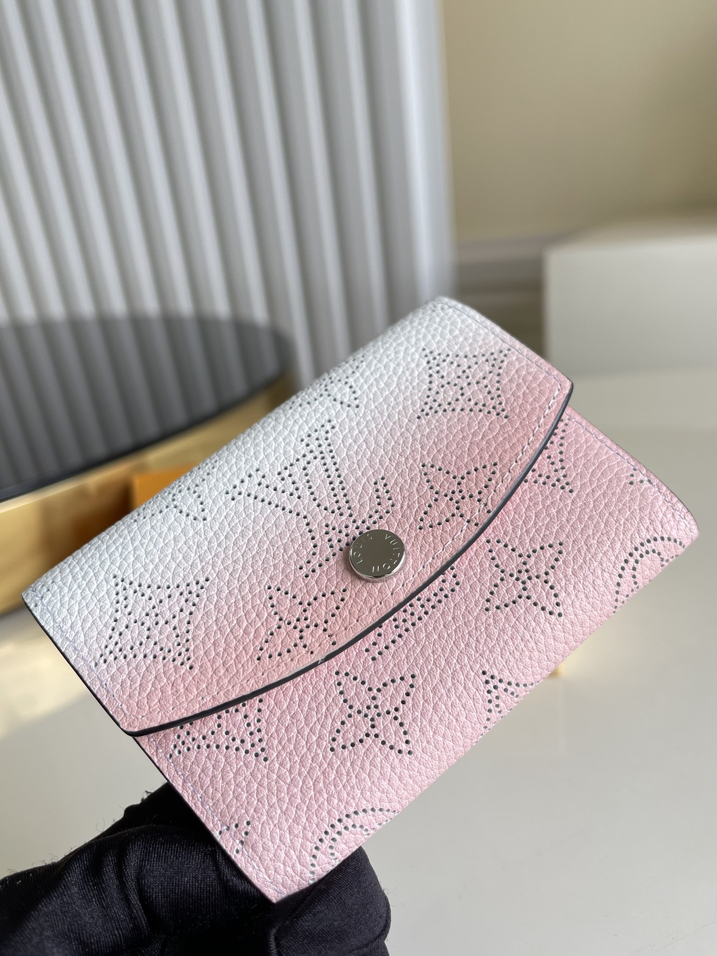 NO:397287,【Exclusive real shot of M64050 gradient powder】 ANA Coin Wallet This cute and practical Porte-Monnaie Anaé shows more charm with a brand new pocket wallet shape. Mahina leather, full-length punched round veil coin wallet, delicate figure, practical coin wallet, easy to enter the pocket without a jacket or small bag. The rustic hollow pattern is full of a different sense of exquisiteness and elegance size12x8x1cm z.,LV【original leather】,louis vuitton, wallets, jackets & coats19860909【独家实拍M64050渐变粉】 ANA 零钱包此款可爱而实用的Porte-Monnaie Anaé以全新的袖珍钱包造型使Mahina系列设计展现出更为丰富的魅力.以Mahina皮革裁制而成 全皮冲孔圆形盖头零钱包 身姿纤巧 设计实用的零钱包 可轻松收入口袋不外套或小包中 质朴的镂空花纹充满别样的精致与优雅之感 size12x8x1cm z.,LV【原厂皮】,louis vuitton,wallets,jackets & coats,Bag
