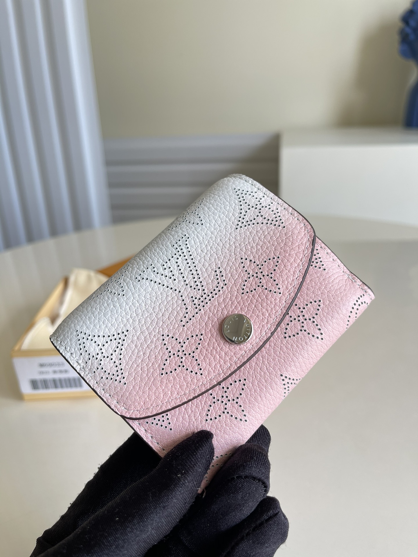 NO:397290,【Exclusive real photo M69033 Gradient Blue】 Iris XS wallet is made of delicate and gentle carved calfskin, Monogram perforations slightly emerge, and there is plenty of space under the rounded flip, full-length punched gradient color silk-print round veil three-fold short clip wallet with credit card slot, organ coin bag and banknote bag. Size 9.8 x 7.8 x 1.0 cm a.,LV【original leather】,louis vuitton, wallets,cowhide19860909【独家实拍M69033 渐变蓝】 Iris XS 钱夹取材细腻轻柔的镂花小牛皮, Monogram 穿孔微微浮现,圆润翻盖下暗藏充裕空间,全皮冲孔渐变色丝印圆盖头三折短夹钱包 设有信用卡位、风琴零钱袋与钞票袋.尺寸9.8 x 7.8 x 1.0 厘米 a.,LV【原厂皮】,louis vuitton,wallets,cowhide,Bag