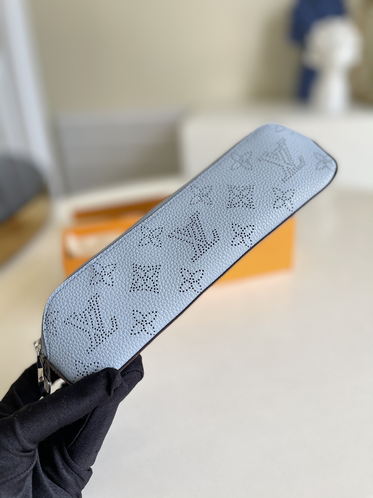 NO:396947,[Exclusive real photo G10397 blue] Elisabeth pencil bag is made of soft floral leather, which is elegantly presented with delicate perforations and elegant Monogram pattern. Light magnolia powder reveals a gentle atmosphere, making office stationery or handbag accessories more texture. Size 21.0 x 6.0 x 5.0 cm c.,LV [original leather],louis vuitton19860909【独家实拍G10397蓝色】Elisabeth 笔袋取材柔软镂花皮革,以细腻穿孔优雅呈现 Monogram 图案.清淡木兰粉流露温婉气息,令办公室文具或手袋配饰更添质感.尺寸21.0 x 6.0 x 5.0 cm c.,LV【原厂皮】,louis vuitton,Bag